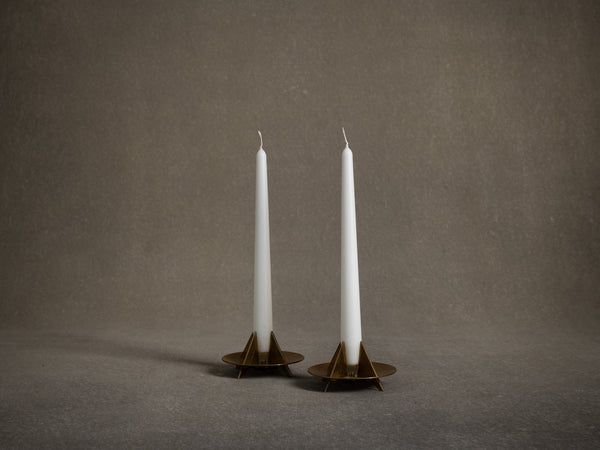 Paire de bougeoirs / flambeaux nr20 de Pierre Forsell pour Skultuna, Suède (vers 1958)..Nr20 brass candle holders light by Pierre Forsell for Skultuna, Sweden (circa 1958)