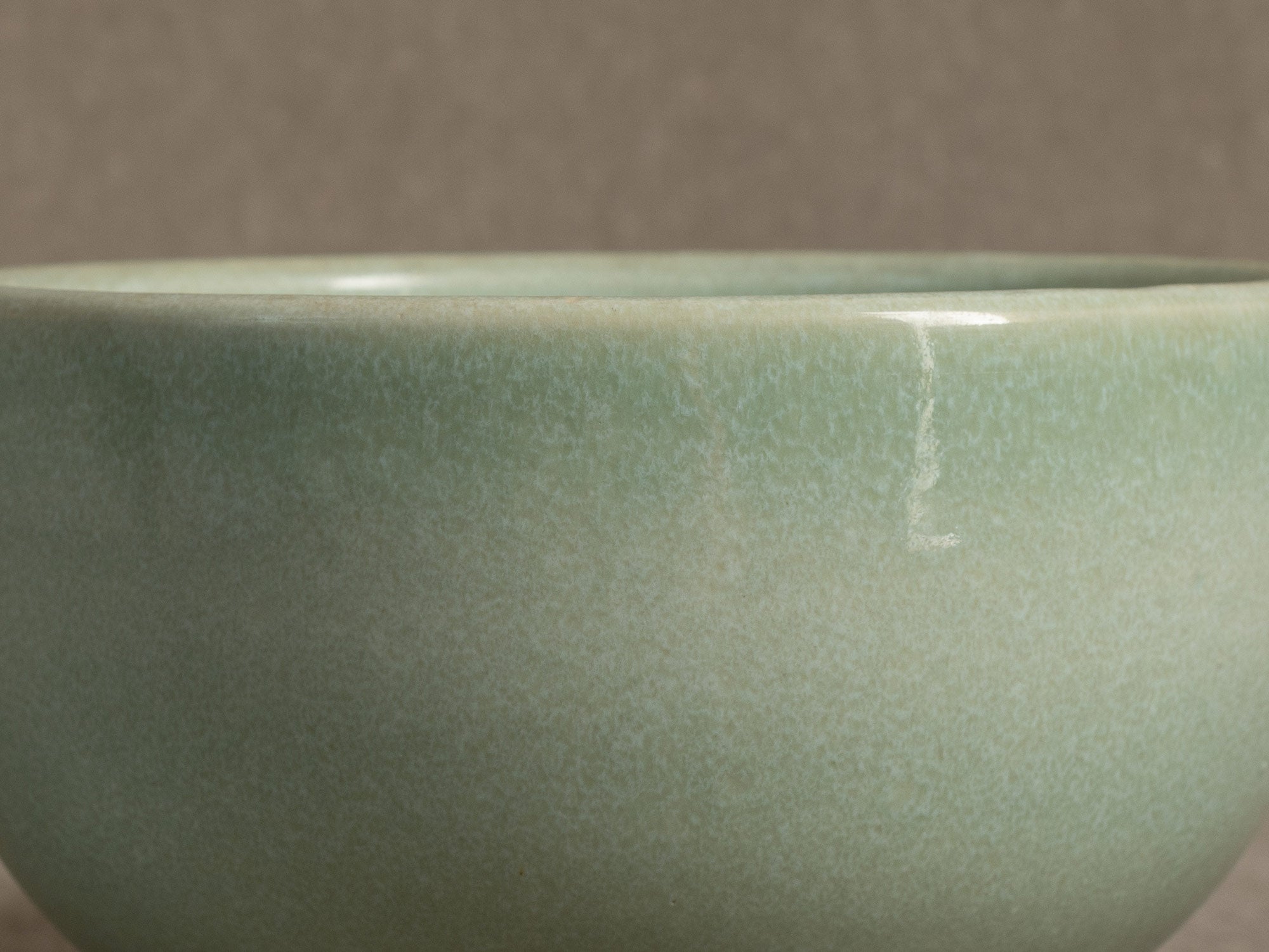 Rare coupe céladon de Pol Chambost, France (vers 1959)..Rare celadon earthenware bowl by Pol Chambost, France (circa 1959)