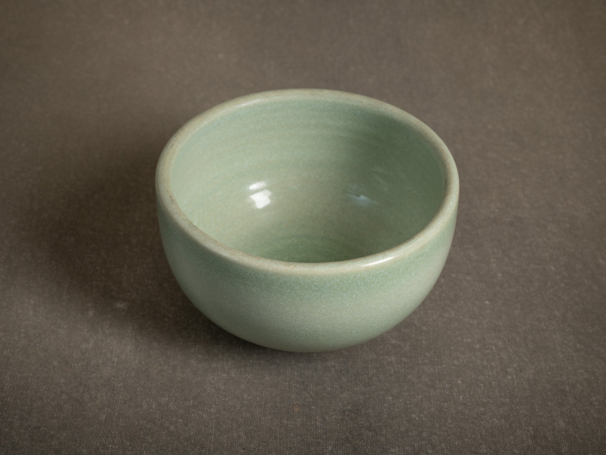 Rare coupe céladon de Pol Chambost, France (vers 1959)..Rare celadon earthenware bowl by Pol Chambost, France (circa 1959)