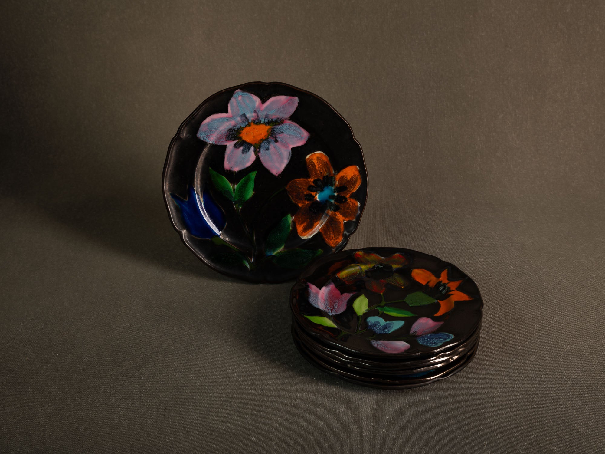 Important service en faïence de l'Atelier Paul Ricard de l'île de Bendor, France (vers 1955)..Important earthenware service from the Paul Ricard workshop on the island of Bendor, France (circa 1955)