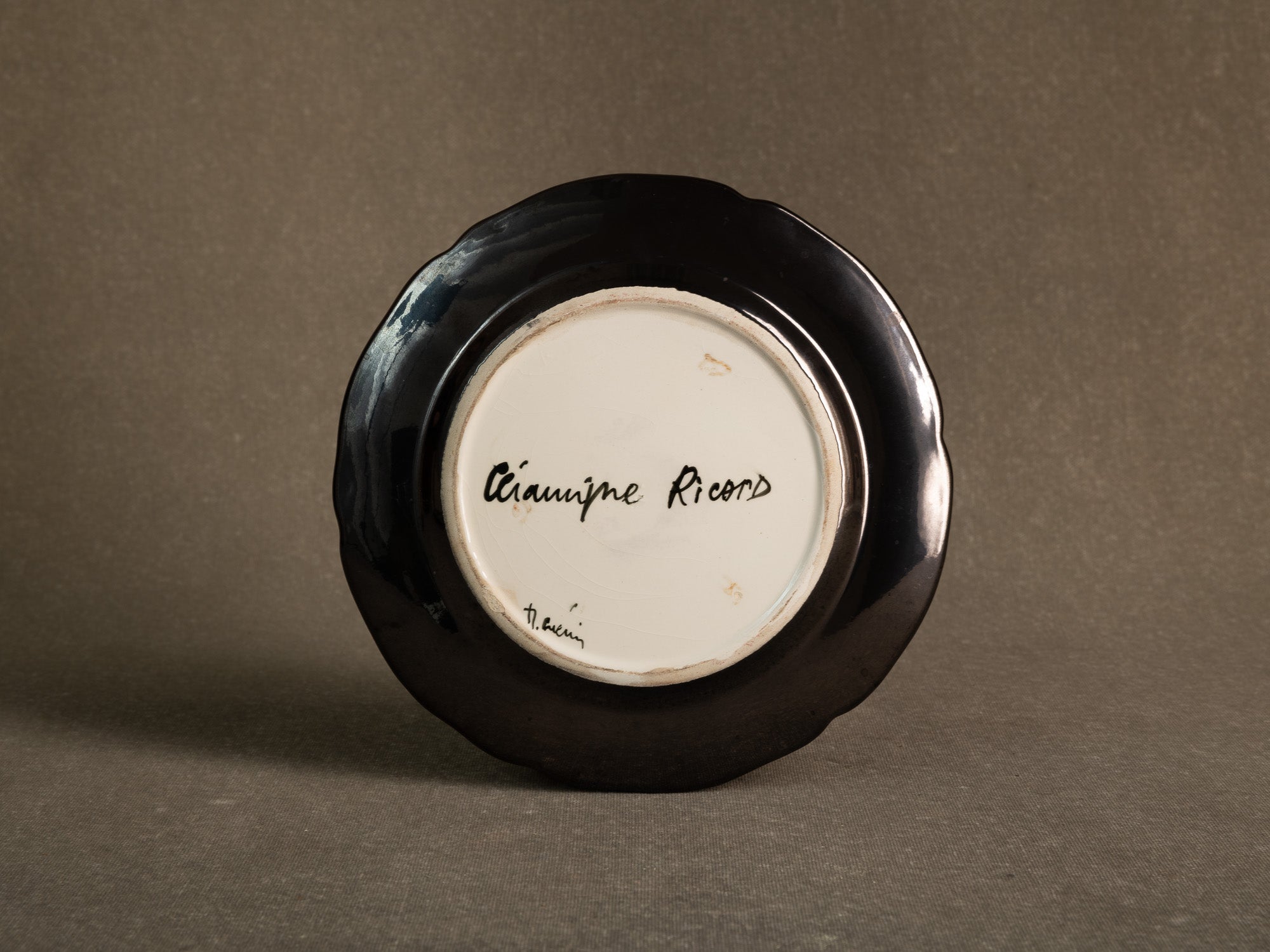 Important service en faïence de l'Atelier Paul Ricard de l'île de Bendor, France (vers 1955)..Important earthenware service from the Paul Ricard workshop on the island of Bendor, France (circa 1955)