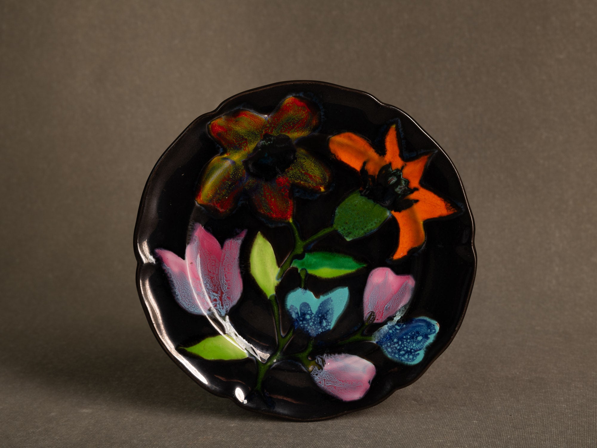 Important service en faïence de l'Atelier Paul Ricard de l'île de Bendor, France (vers 1955)..Important earthenware service from the Paul Ricard workshop on the island of Bendor, France (circa 1955)