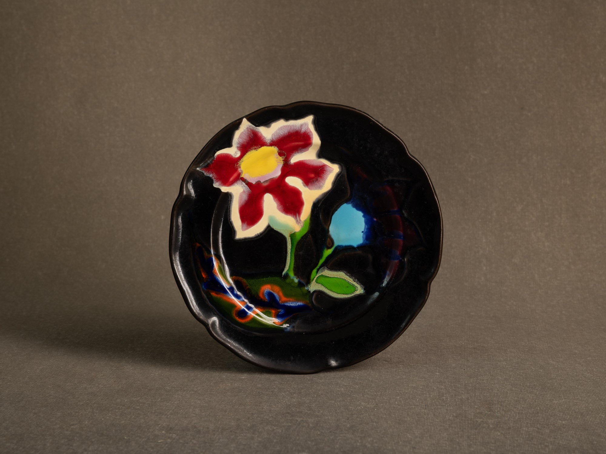 Important service en faïence de l'Atelier Paul Ricard de l'île de Bendor, France (vers 1955)..Important earthenware service from the Paul Ricard workshop on the island of Bendor, France (circa 1955)