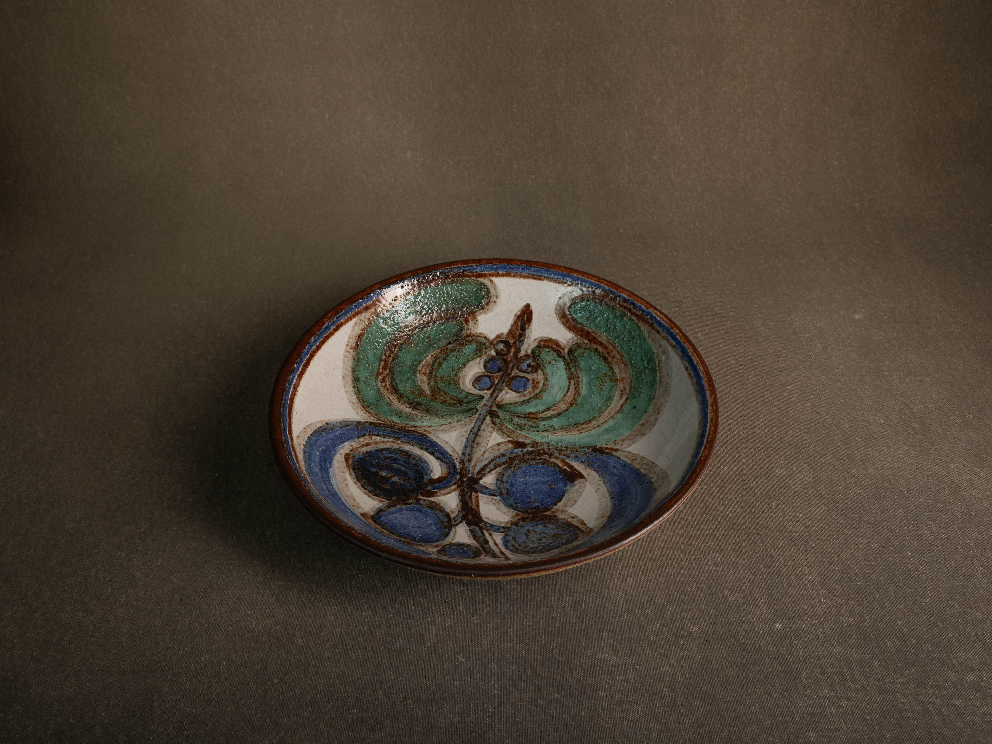 Grande coupe "Kaktus" de Noomi Backhausen & Poul Brandborg  pour Søholm Stentoj, Danemark (vers 1970)..Noomi Backhausen Cactus large bowl for Søholm Stentoj, Denmark (circa 1970)