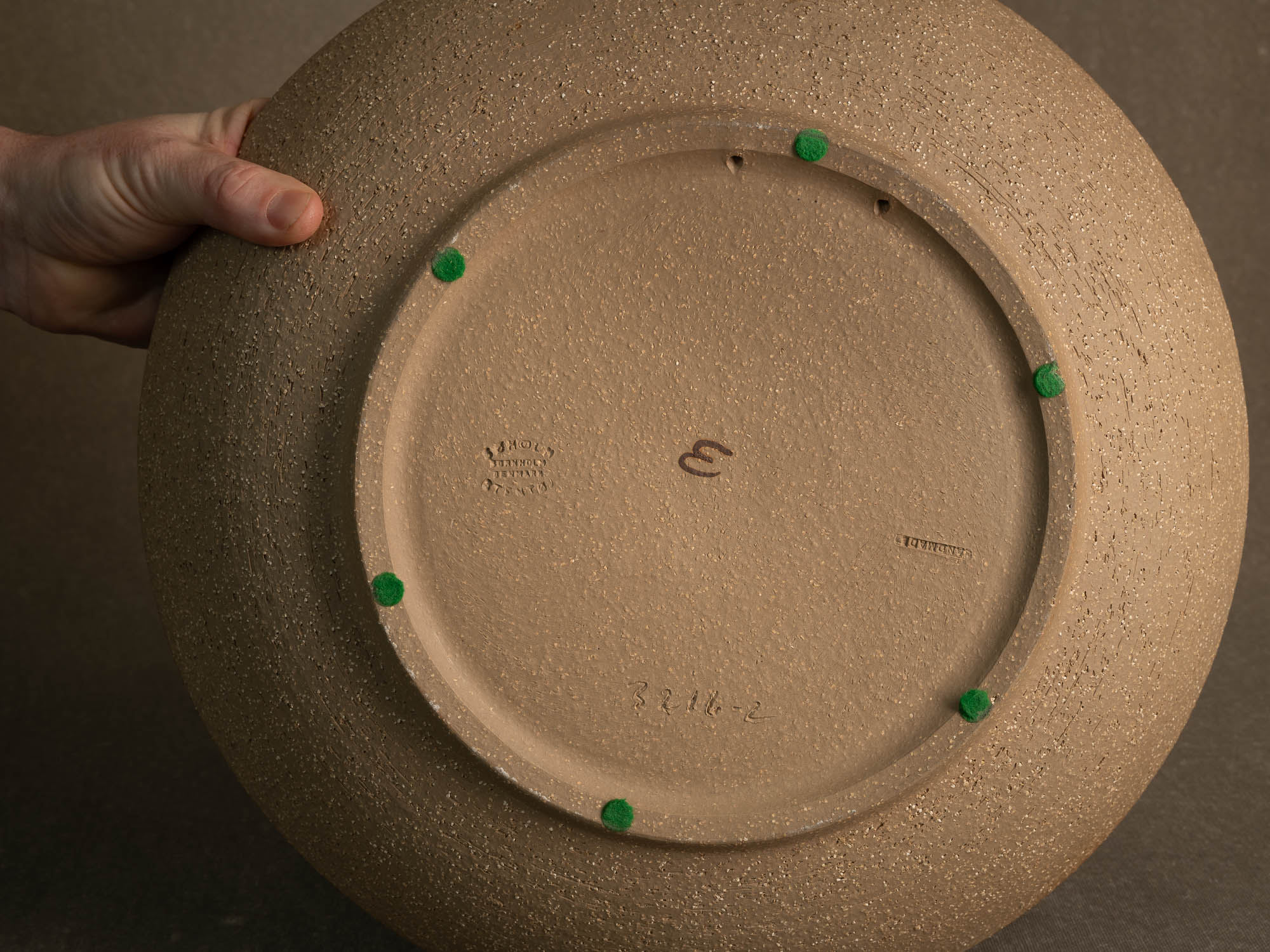 Grande coupe "Kaktus" de Noomi Backhausen & Poul Brandborg  pour Søholm Stentoj, Danemark (vers 1970)..Noomi Backhausen Cactus large bowl for Søholm Stentoj, Denmark (circa 1970)