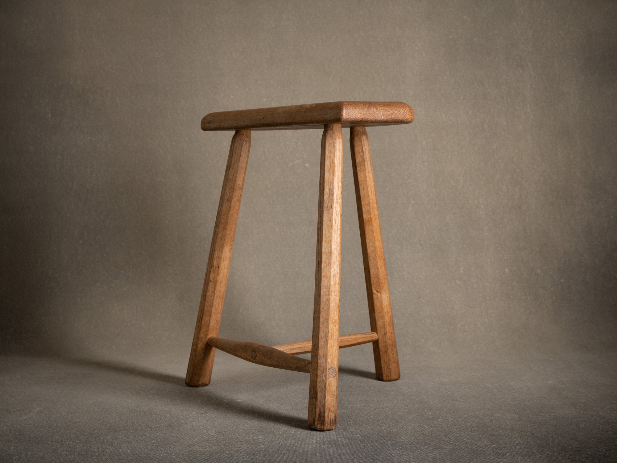 Grand tabouret tripode en chêne, Royaume-Uni (milieu du XXe siècle)..Large oak Milking stool, United Kingdom (mid-XXth century)