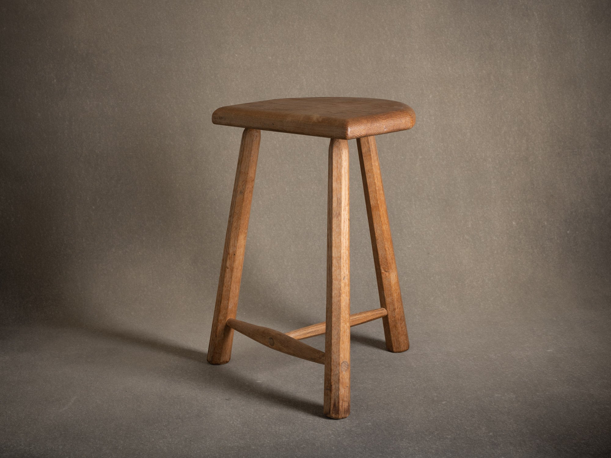 Grand tabouret tripode en chêne, Royaume-Uni (milieu du XXe siècle)..Large oak Milking stool, United Kingdom (mid-XXth century)