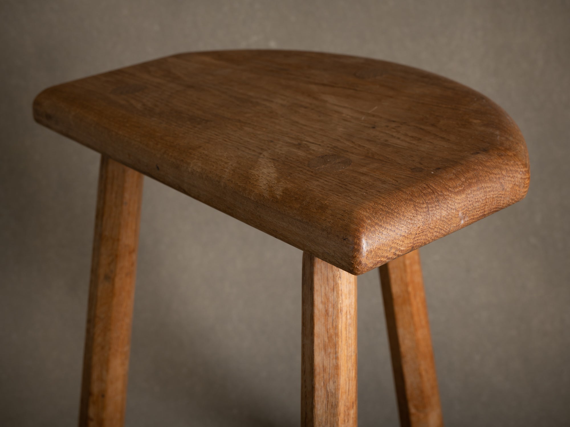 Grand tabouret tripode en chêne, Royaume-Uni (milieu du XXe siècle)..Large oak Milking stool, United Kingdom (mid-XXth century)