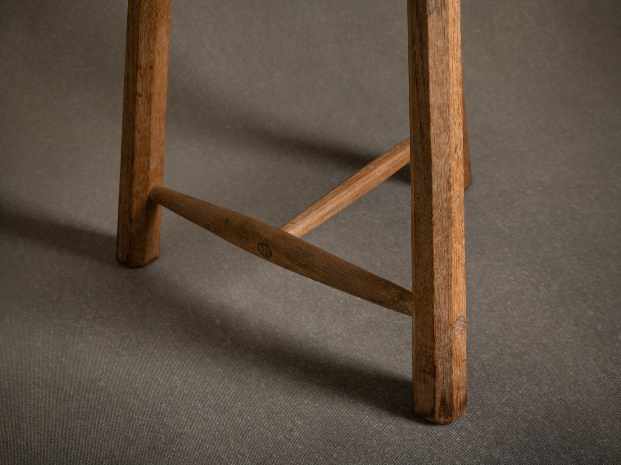 Grand tabouret tripode en chêne, Royaume-Uni (milieu du XXe siècle)..Large oak Milking stool, United Kingdom (mid-XXth century)