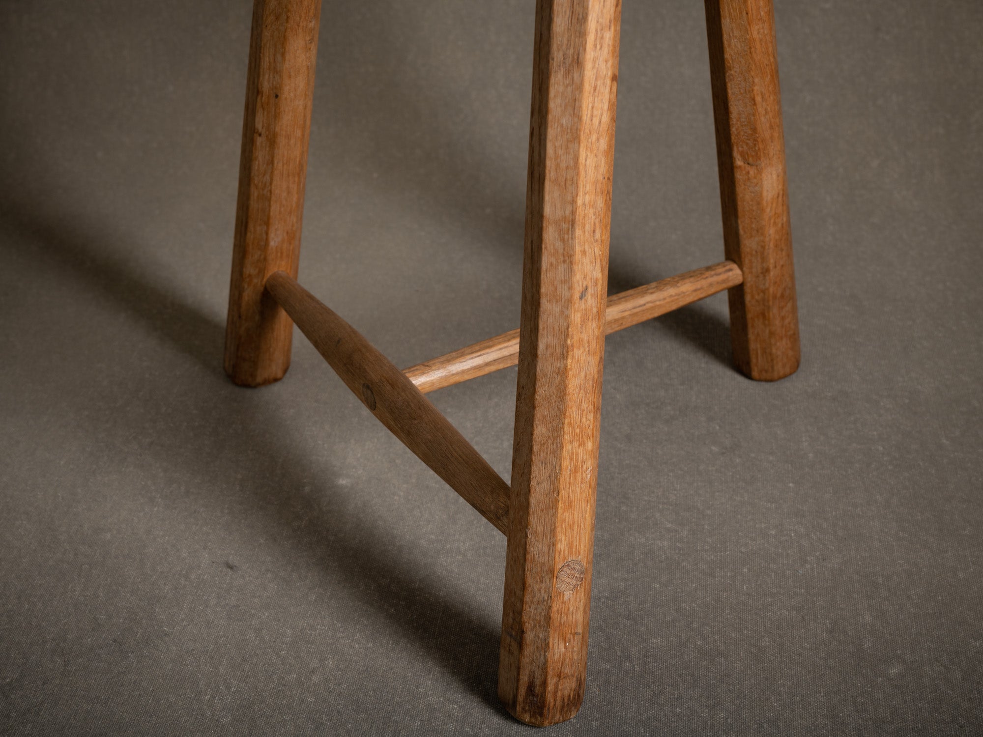 Grand tabouret tripode en chêne, Royaume-Uni (milieu du XXe siècle)..Large oak Milking stool, United Kingdom (mid-XXth century)