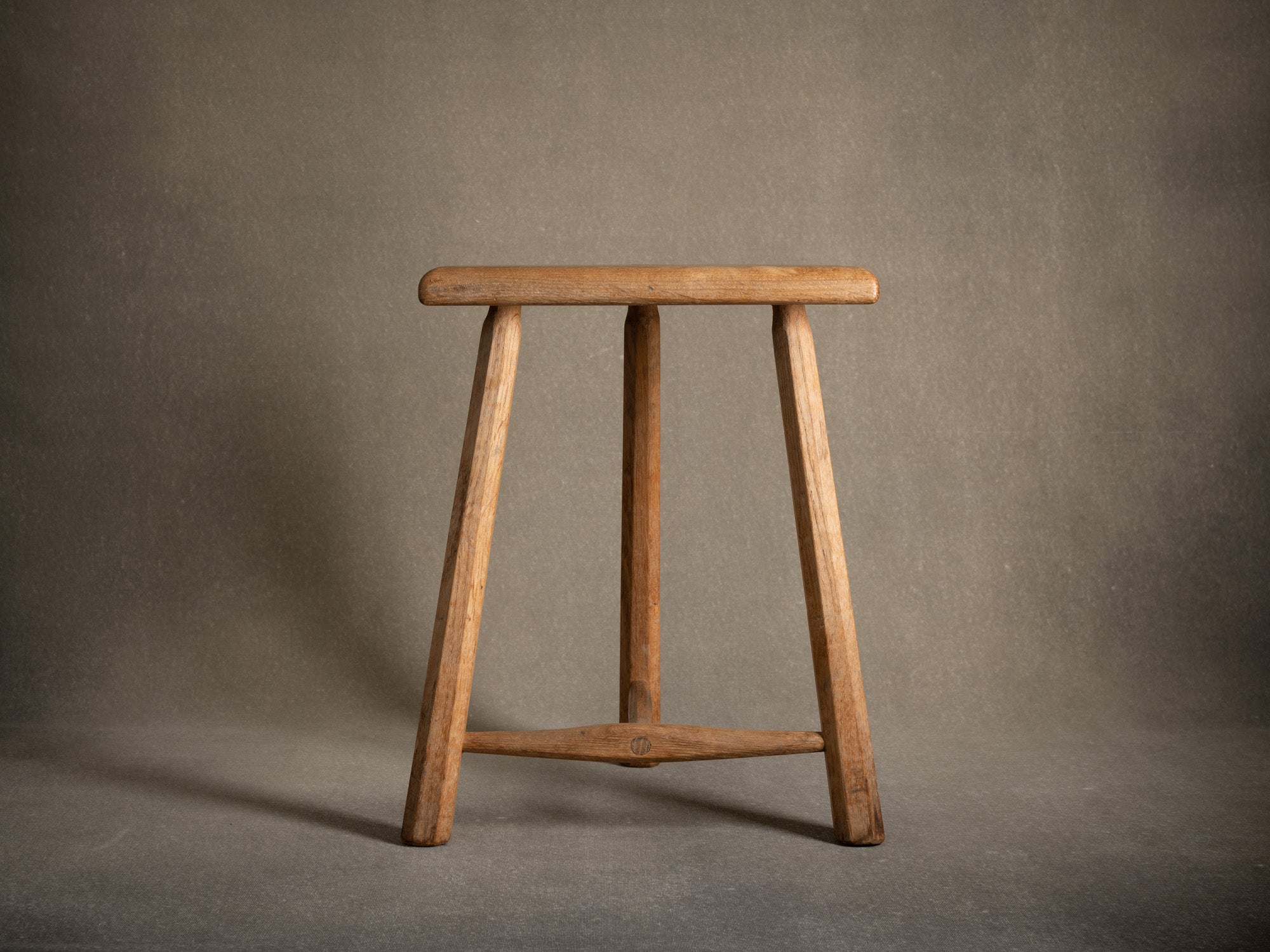 Grand tabouret tripode en chêne, Royaume-Uni (milieu du XXe siècle)..Large oak Milking stool, United Kingdom (mid-XXth century)