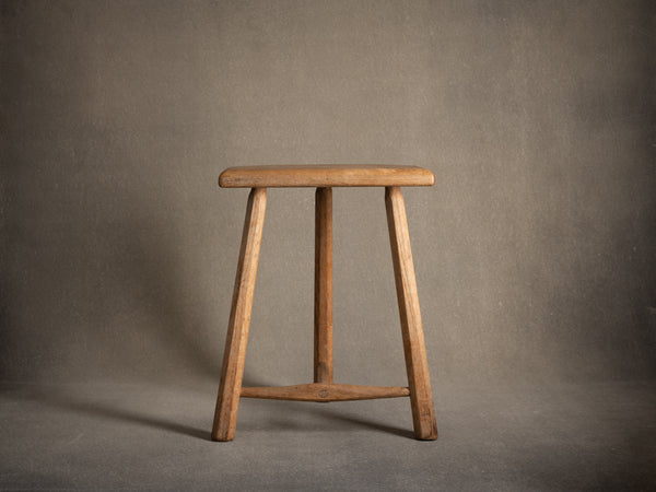 Grand tabouret tripode en chêne, Royaume-Uni (milieu du XXe siècle)..Large oak Milking stool, United Kingdom (mid-XXth century)