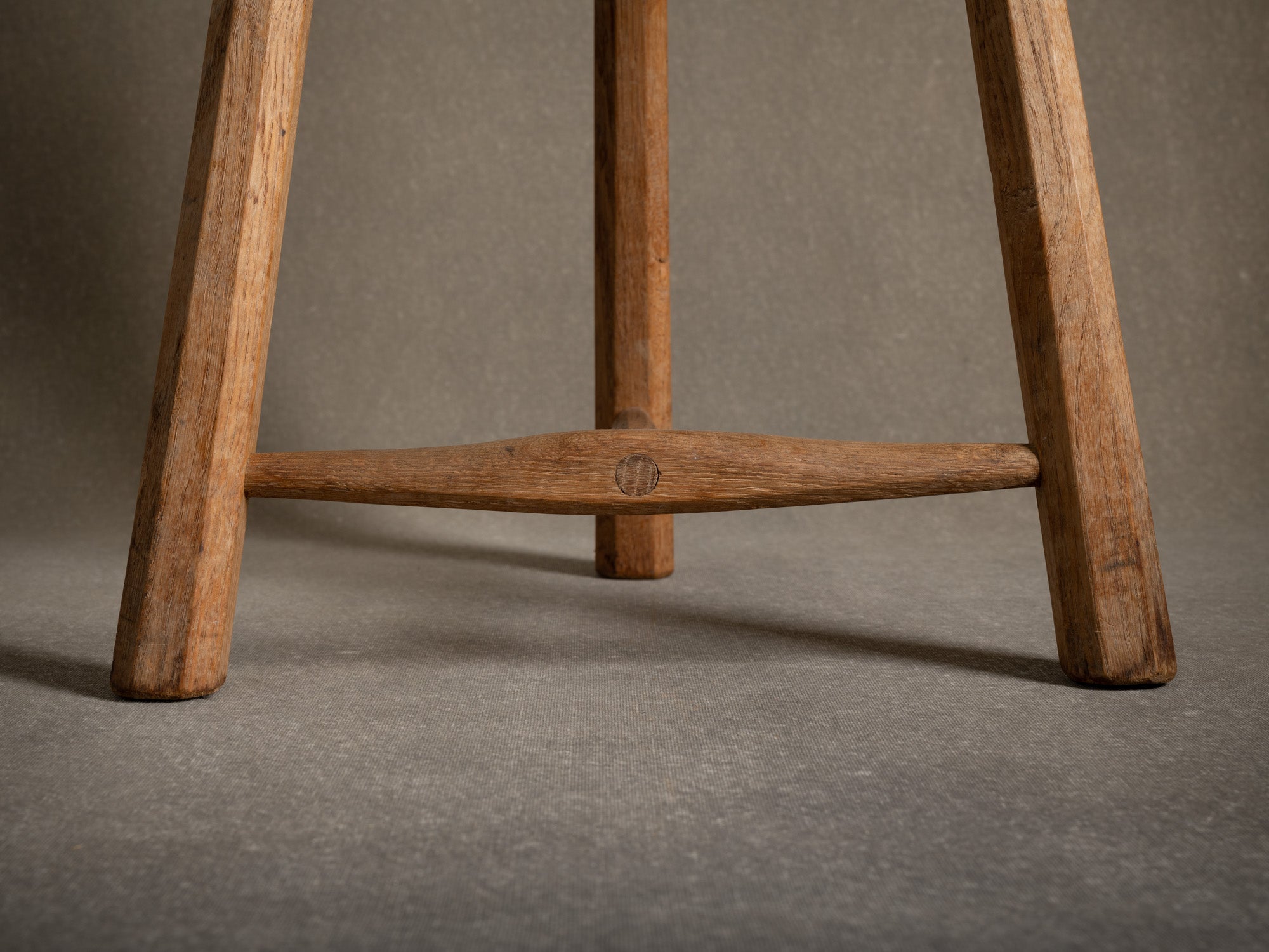 Grand tabouret tripode en chêne, Royaume-Uni (milieu du XXe siècle)..Large oak Milking stool, United Kingdom (mid-XXth century)