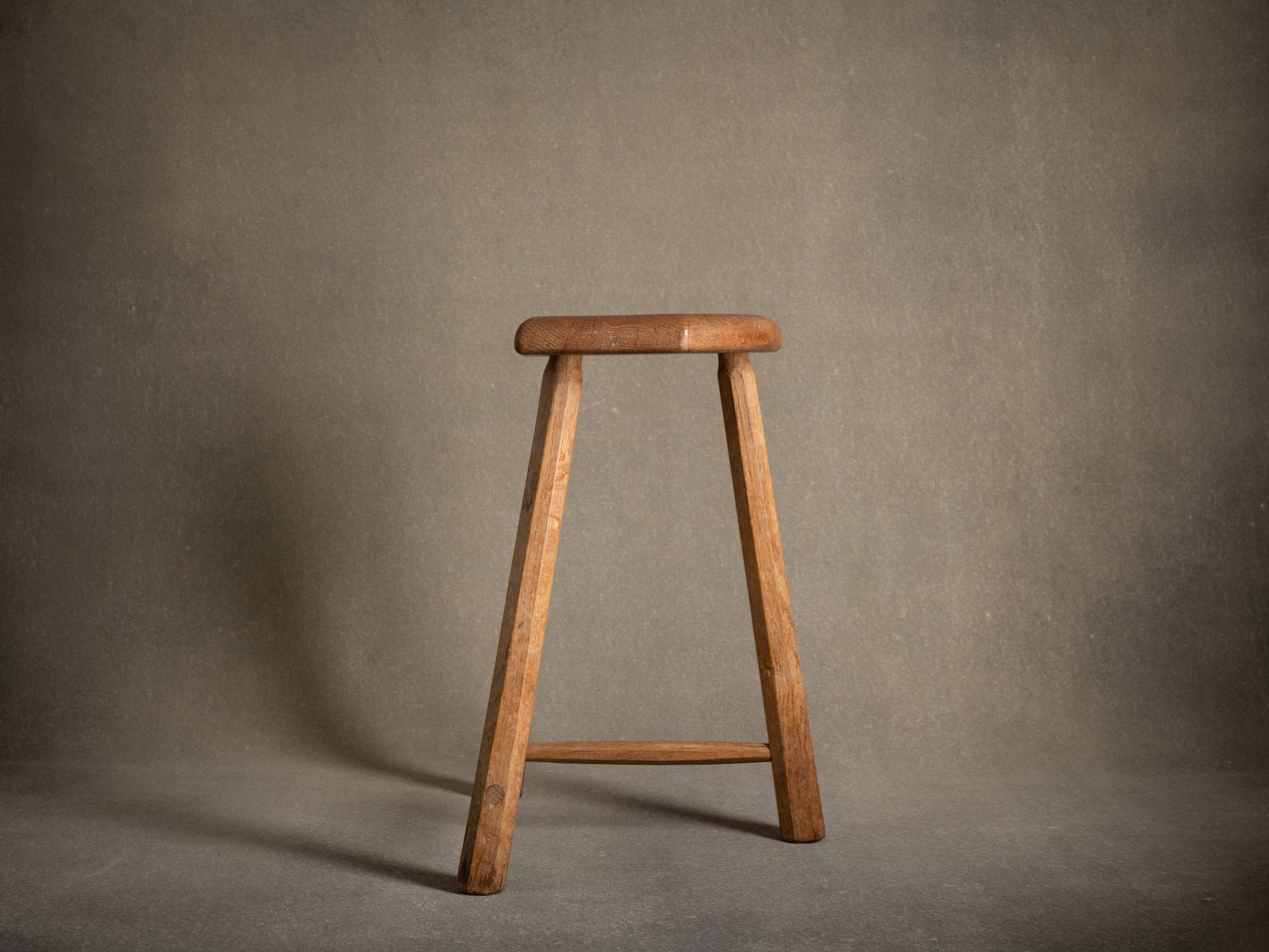 Grand tabouret tripode en chêne, Royaume-Uni (milieu du XXe siècle)..Large oak Milking stool, United Kingdom (mid-XXth century)