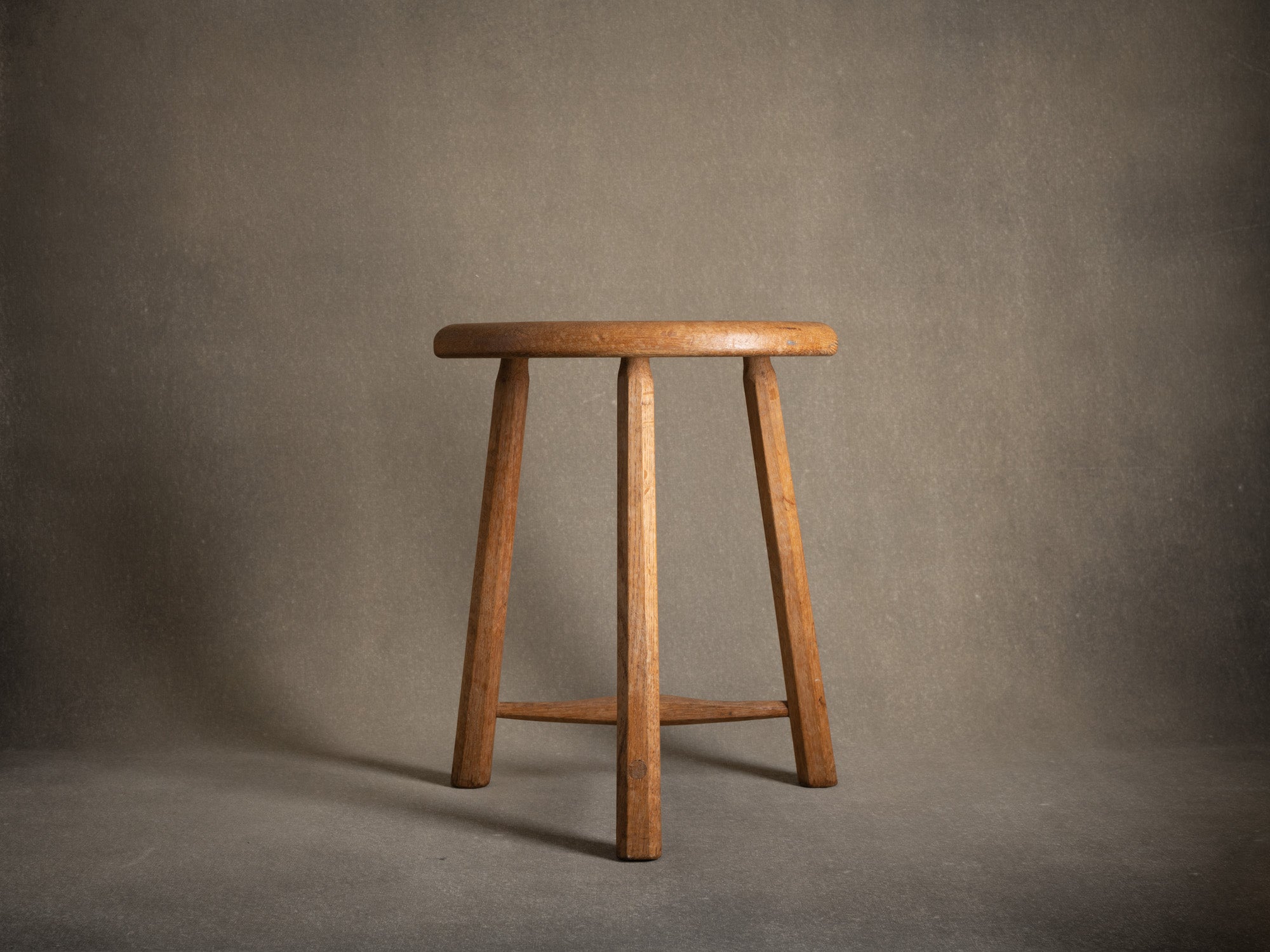 Grand tabouret tripode en chêne, Royaume-Uni (milieu du XXe siècle)..Large oak Milking stool, United Kingdom (mid-XXth century)