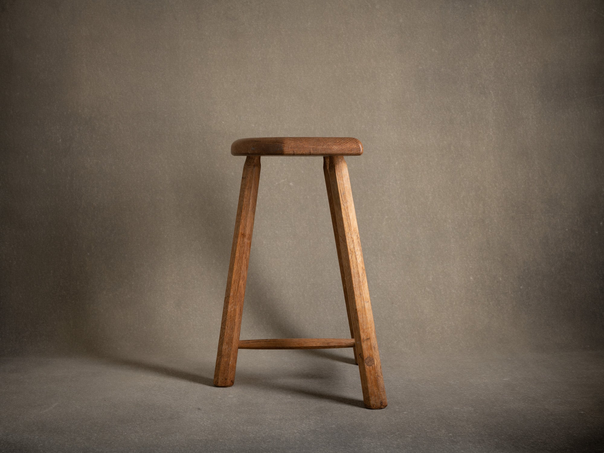 Grand tabouret tripode en chêne, Royaume-Uni (milieu du XXe siècle)..Large oak Milking stool, United Kingdom (mid-XXth century)