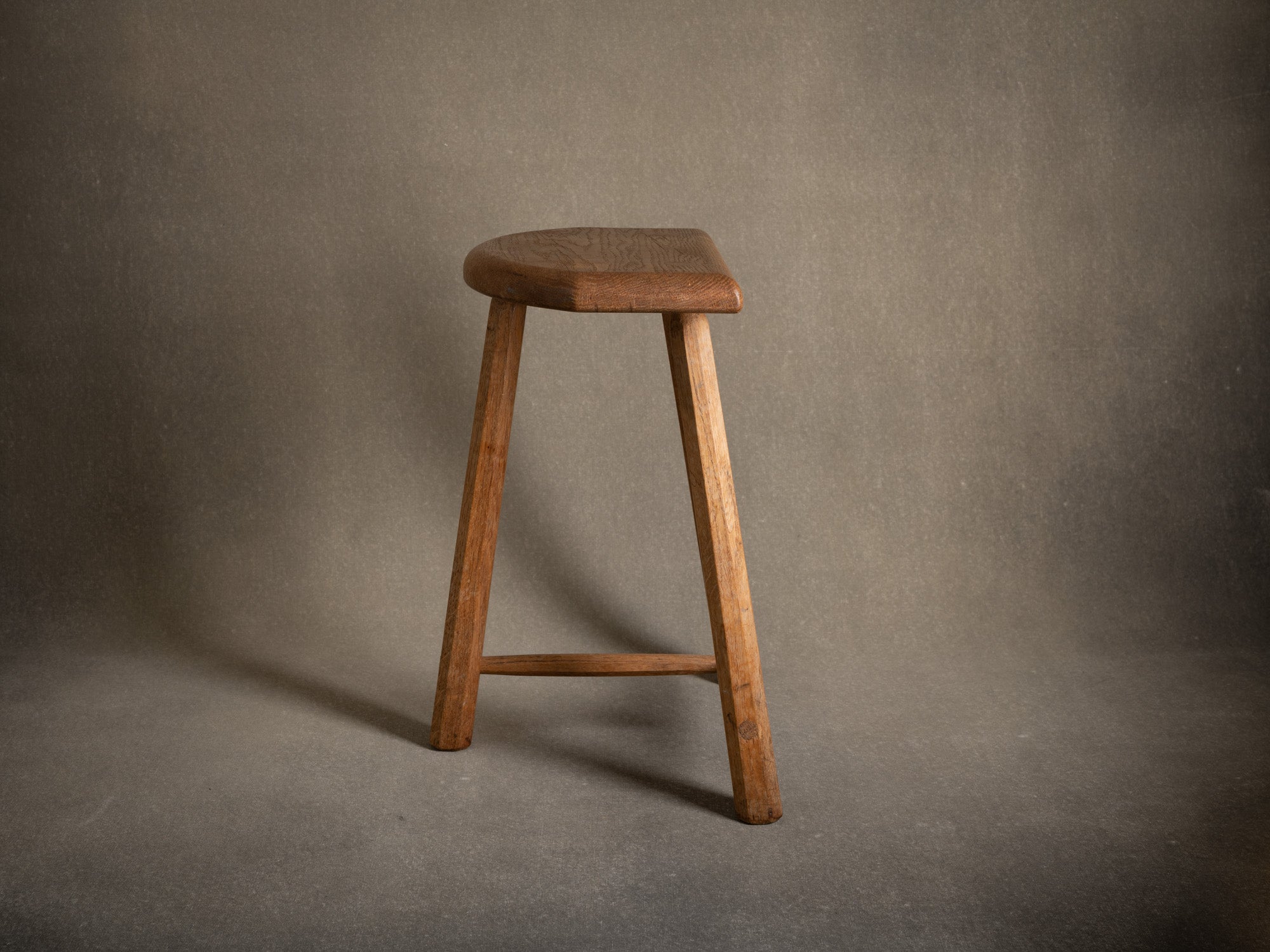 Grand tabouret tripode en chêne, Royaume-Uni (milieu du XXe siècle)..Large oak Milking stool, United Kingdom (mid-XXth century)