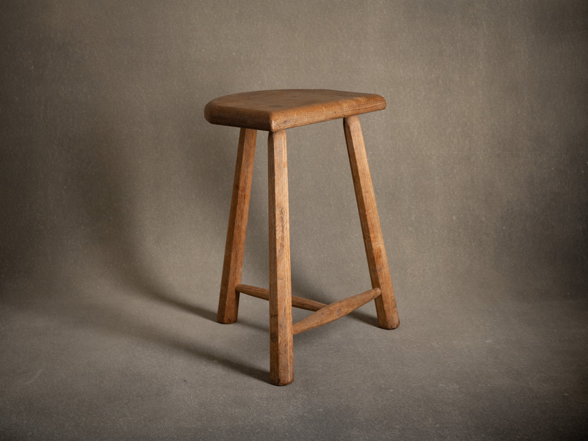 Grand tabouret tripode en chêne, Royaume-Uni (milieu du XXe siècle)..Large oak Milking stool, United Kingdom (mid-XXth century)