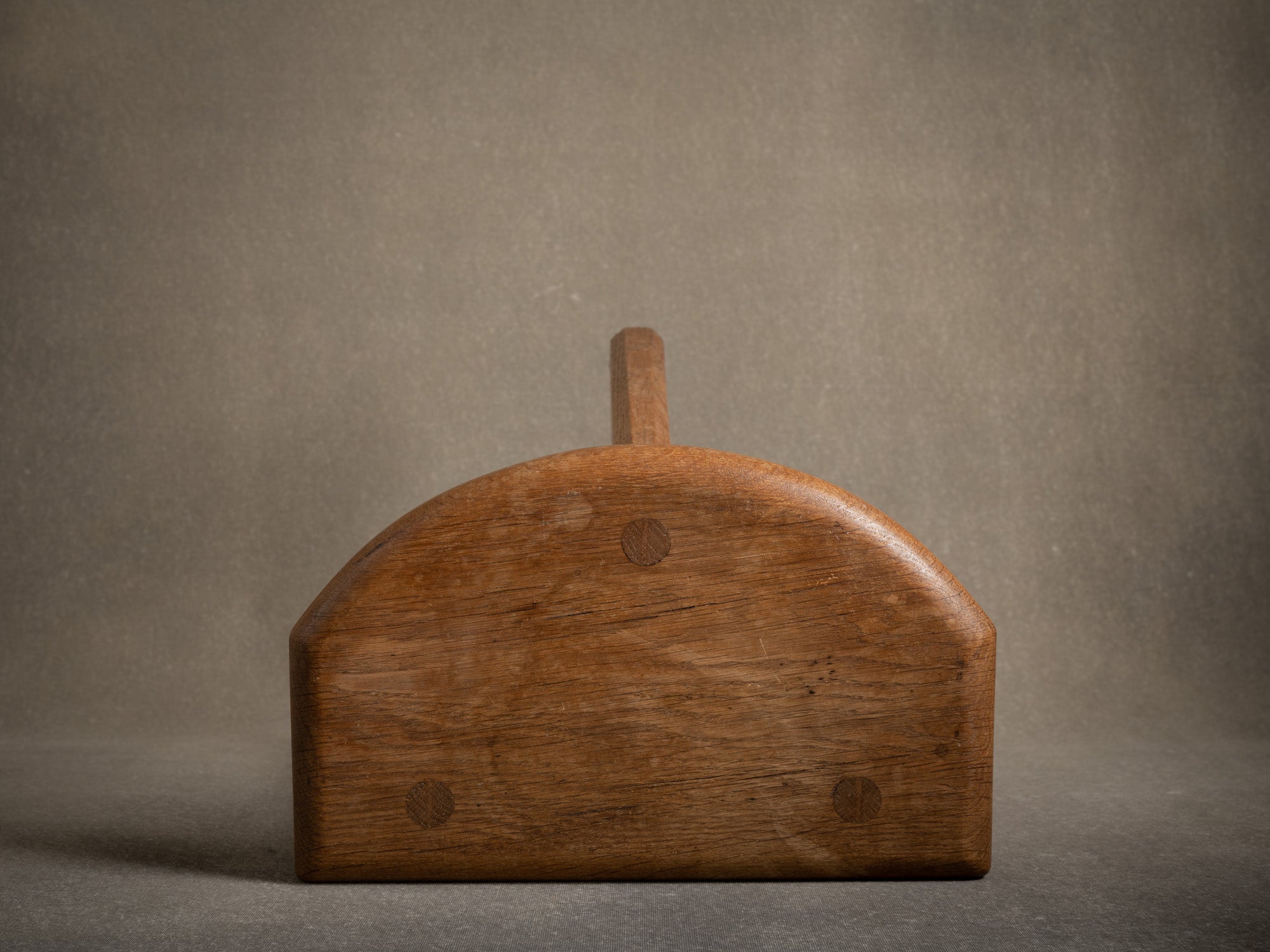 Grand tabouret tripode en chêne, Royaume-Uni (milieu du XXe siècle)..Large oak Milking stool, United Kingdom (mid-XXth century)