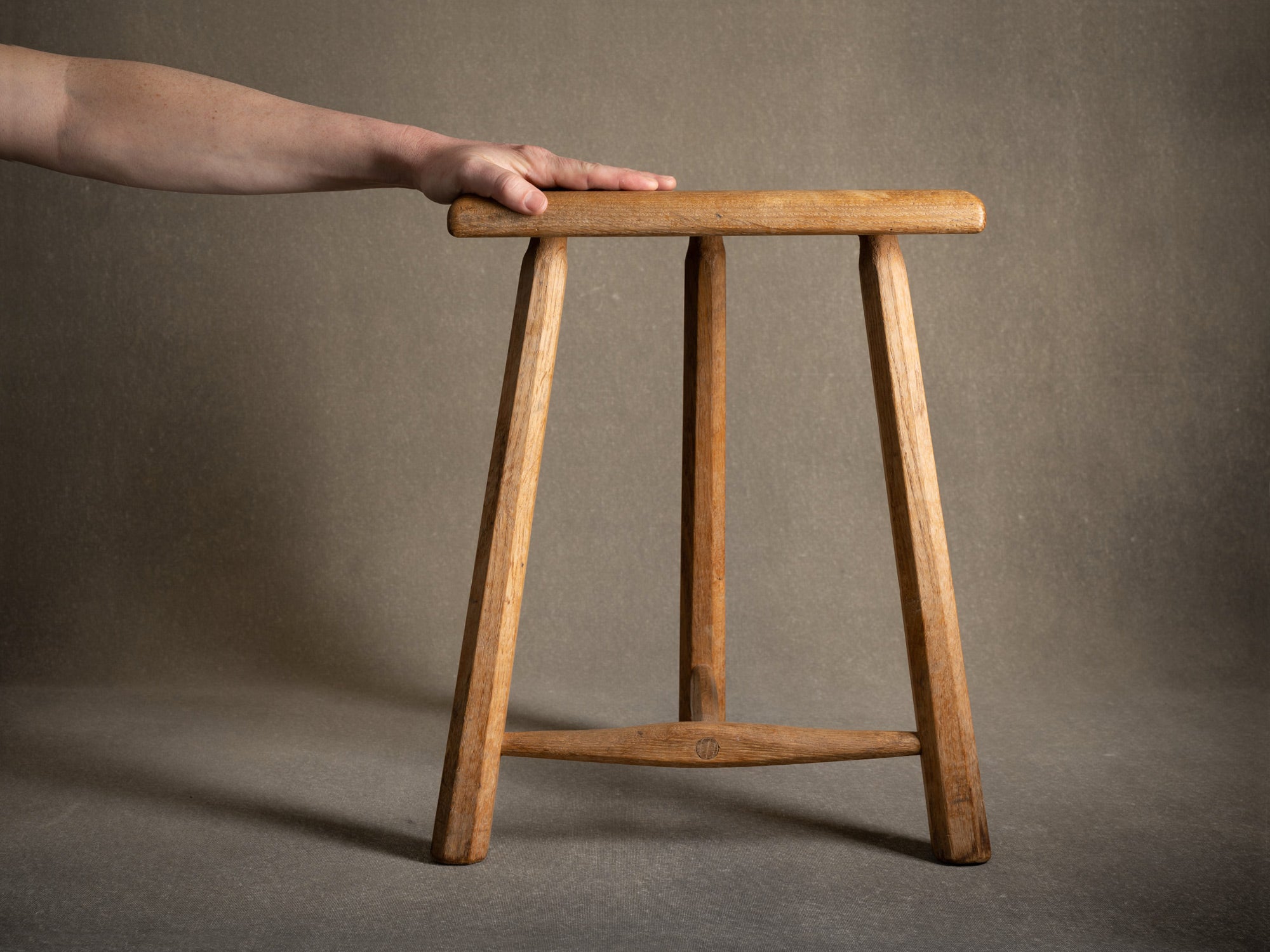 Grand tabouret tripode en chêne, Royaume-Uni (milieu du XXe siècle)..Large oak Milking stool, United Kingdom (mid-XXth century)