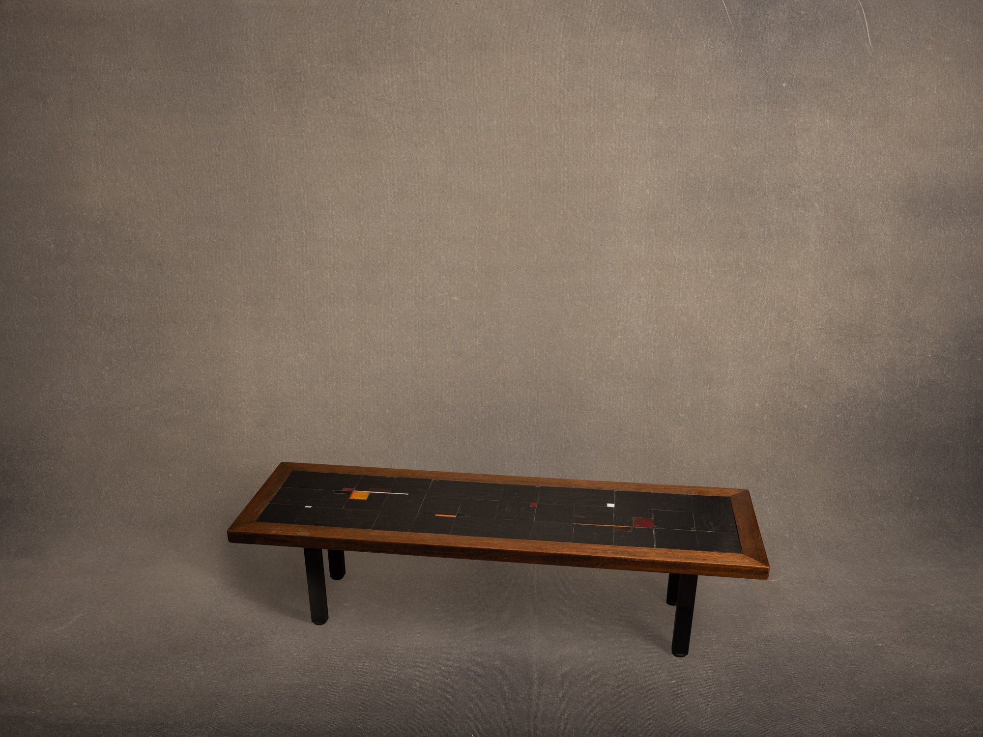 Exceptionnelle table basse en ardoise et céramique de Pierre Lèbe, France (Vers 1965-68)..Exceptional slate and ceramic coffee table by Pierre Lèbe, France (Circa 1965-68)