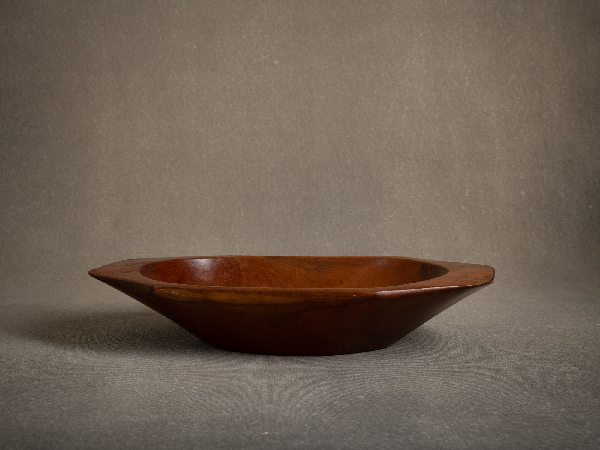 Coupe monoxyle octogonale, France (vers 1955)..Octogonal shaped carved wooden bowl, France (circa 1955)