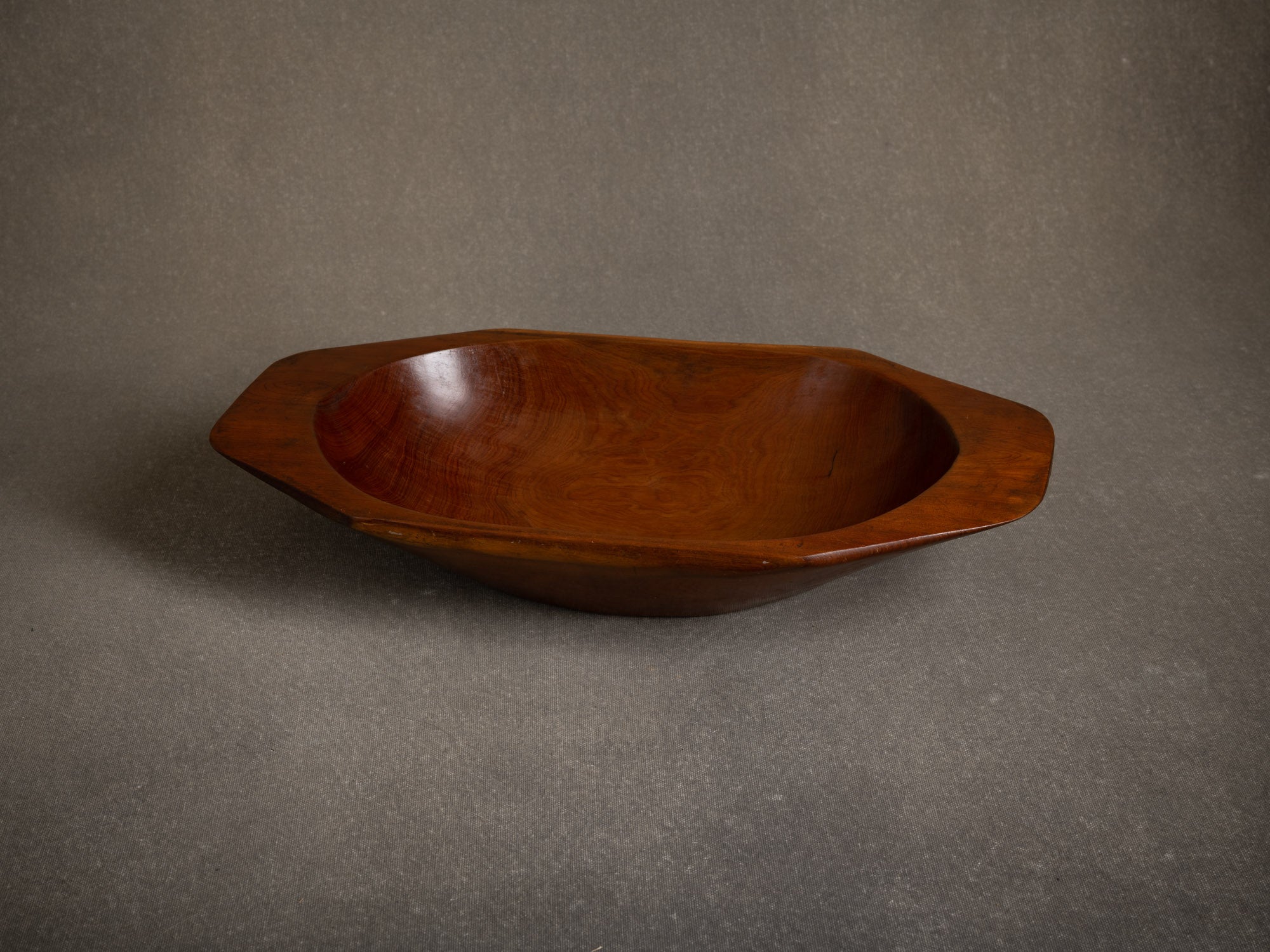 Coupe monoxyle octogonale, France (vers 1955)..Octogonal shaped carved wooden bowl, France (circa 1955)