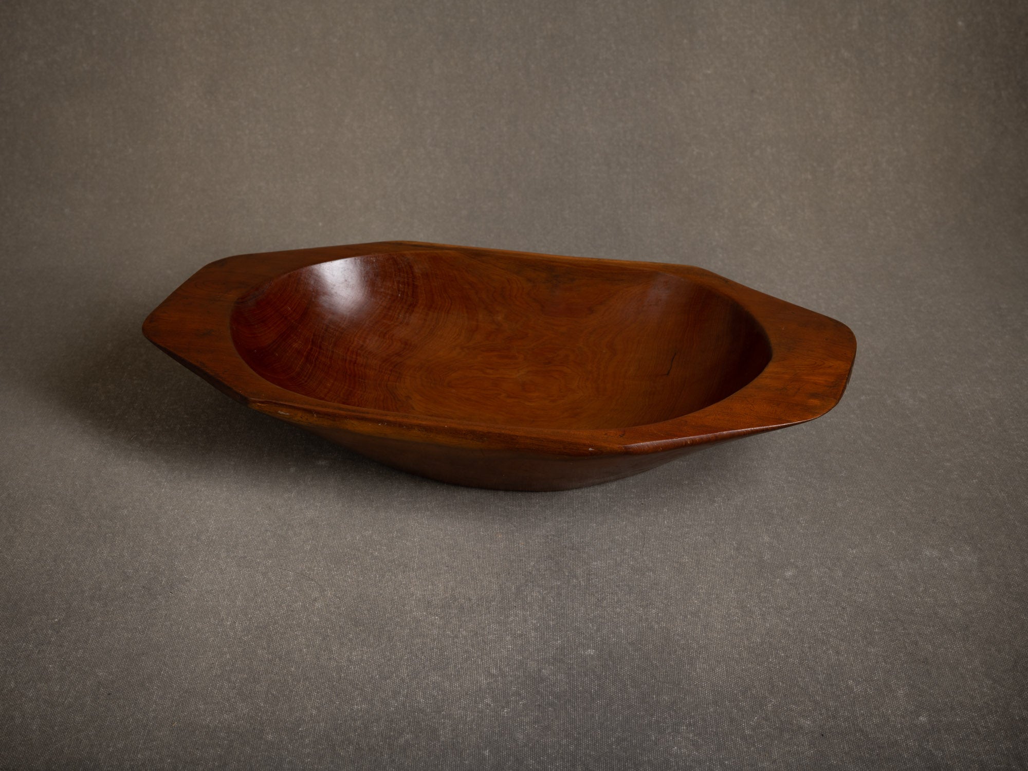 Coupe monoxyle octogonale, France (vers 1955)..Octogonal shaped carved wooden bowl, France (circa 1955)