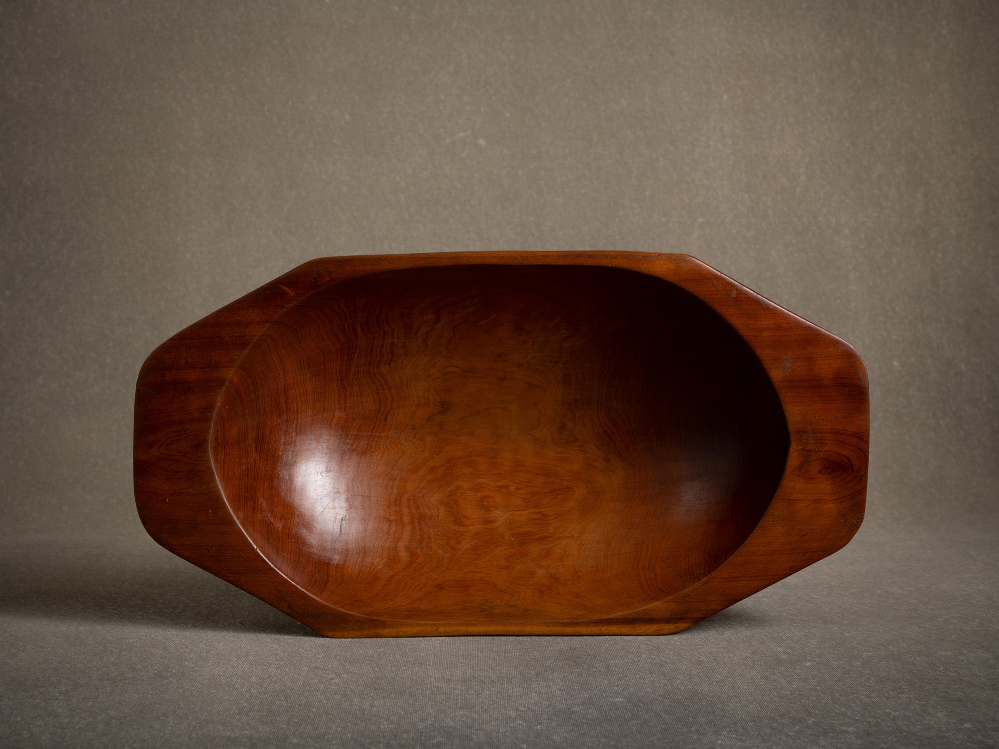 Coupe monoxyle octogonale, France (vers 1955)..Octogonal shaped carved wooden bowl, France (circa 1955)