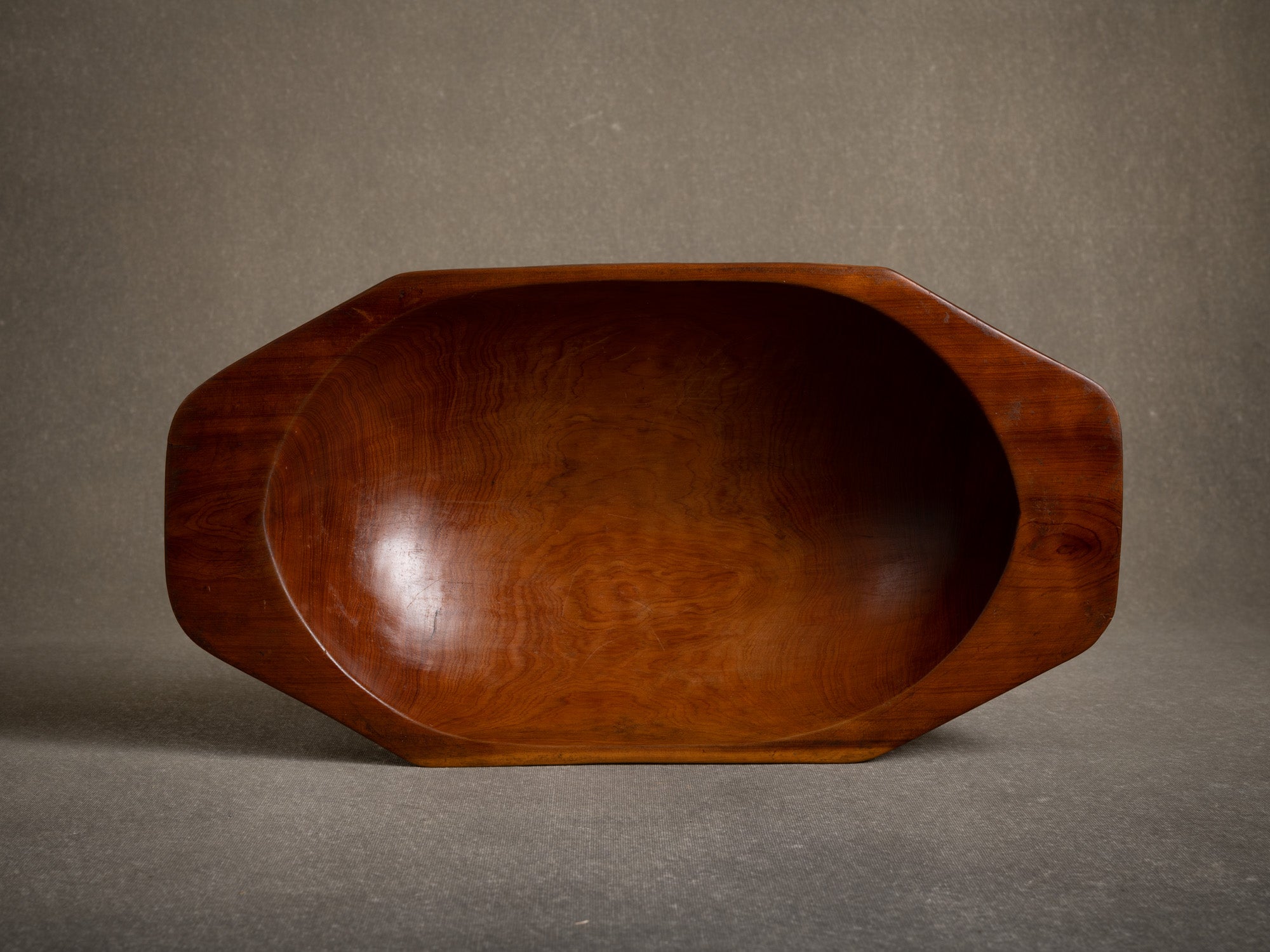 Coupe monoxyle octogonale, France (vers 1955)..Octogonal shaped carved wooden bowl, France (circa 1955)