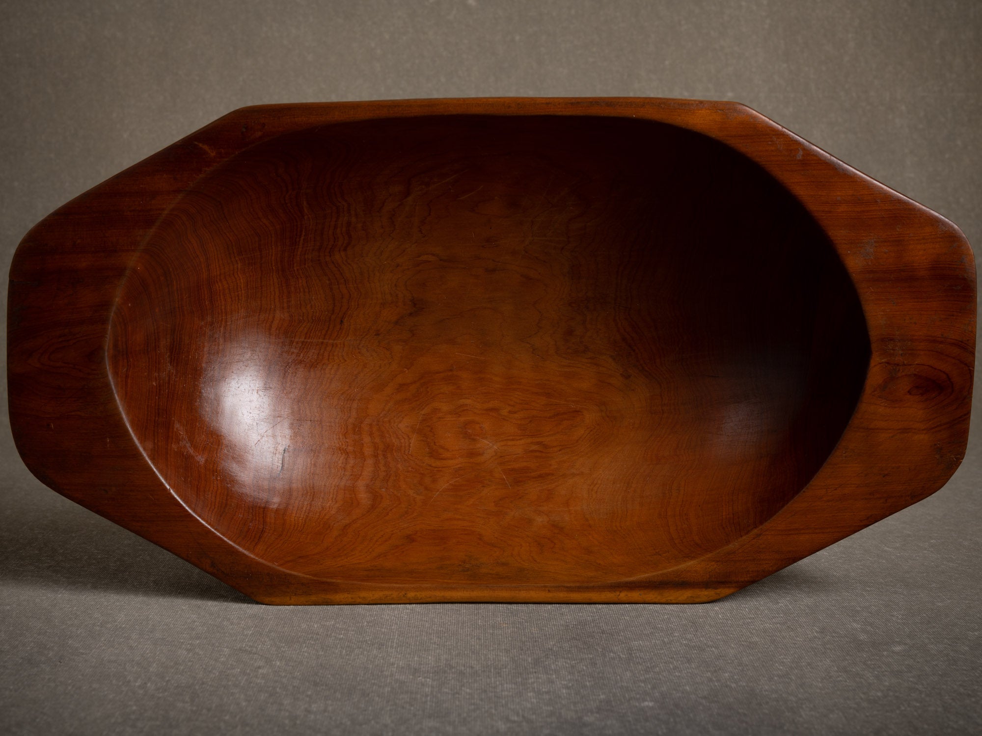 Coupe monoxyle octogonale, France (vers 1955)..Octogonal shaped carved wooden bowl, France (circa 1955)