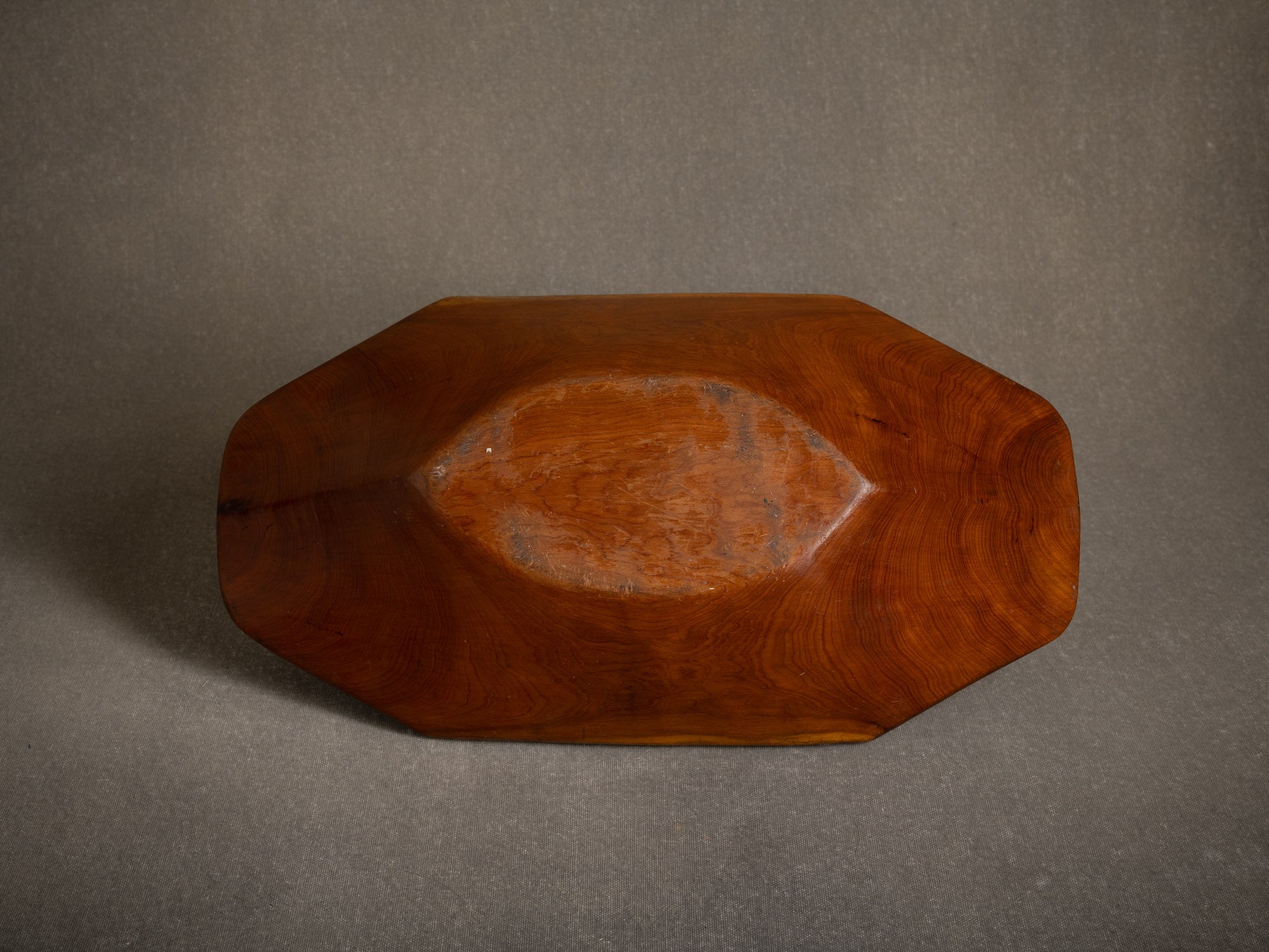 Coupe monoxyle octogonale, France (vers 1955)..Octogonal shaped carved wooden bowl, France (circa 1955)