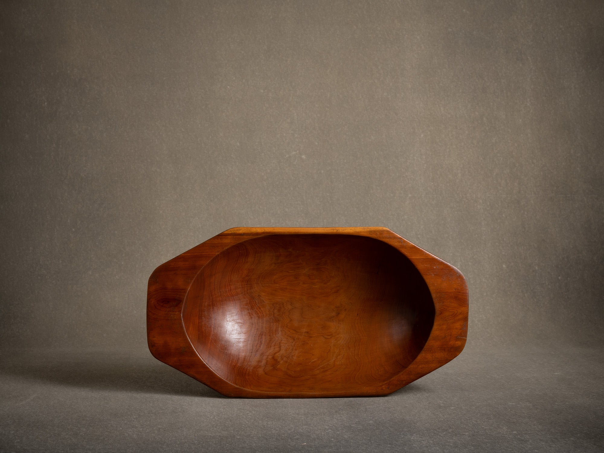 Coupe monoxyle octogonale, France (vers 1955)..Octogonal shaped carved wooden bowl, France (circa 1955)