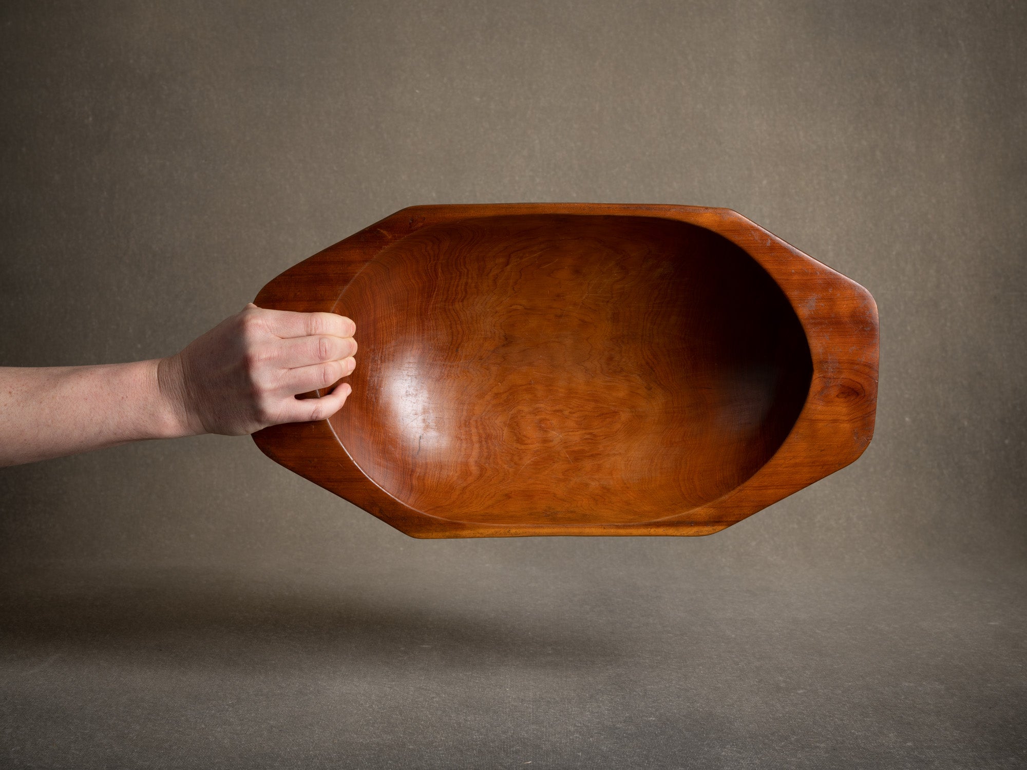 Coupe monoxyle octogonale, France (vers 1955)..Octogonal shaped carved wooden bowl, France (circa 1955)