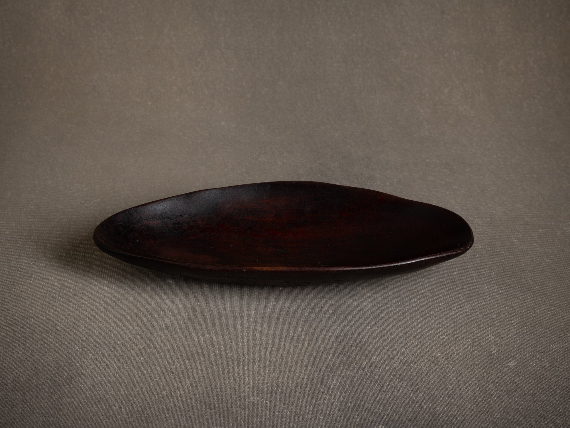 Coupe monoxyle navette / vide&#x2011;poche , France (vers 1960-65)..boat shaped carved wooden bowl, France (circa 1960-65)