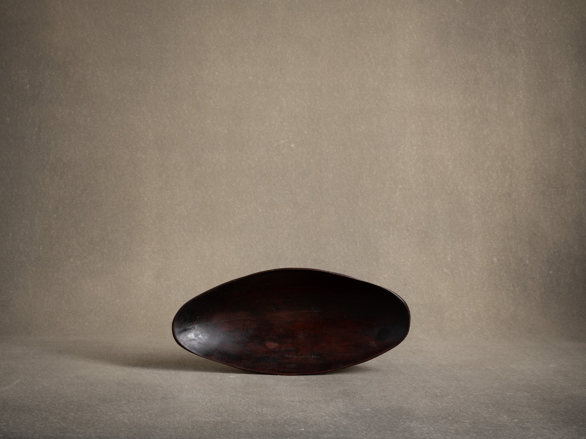 Coupe monoxyle navette / vide&#x2011;poche , France (vers 1960-65)..boat shaped carved wooden bowl, France (circa 1960-65)