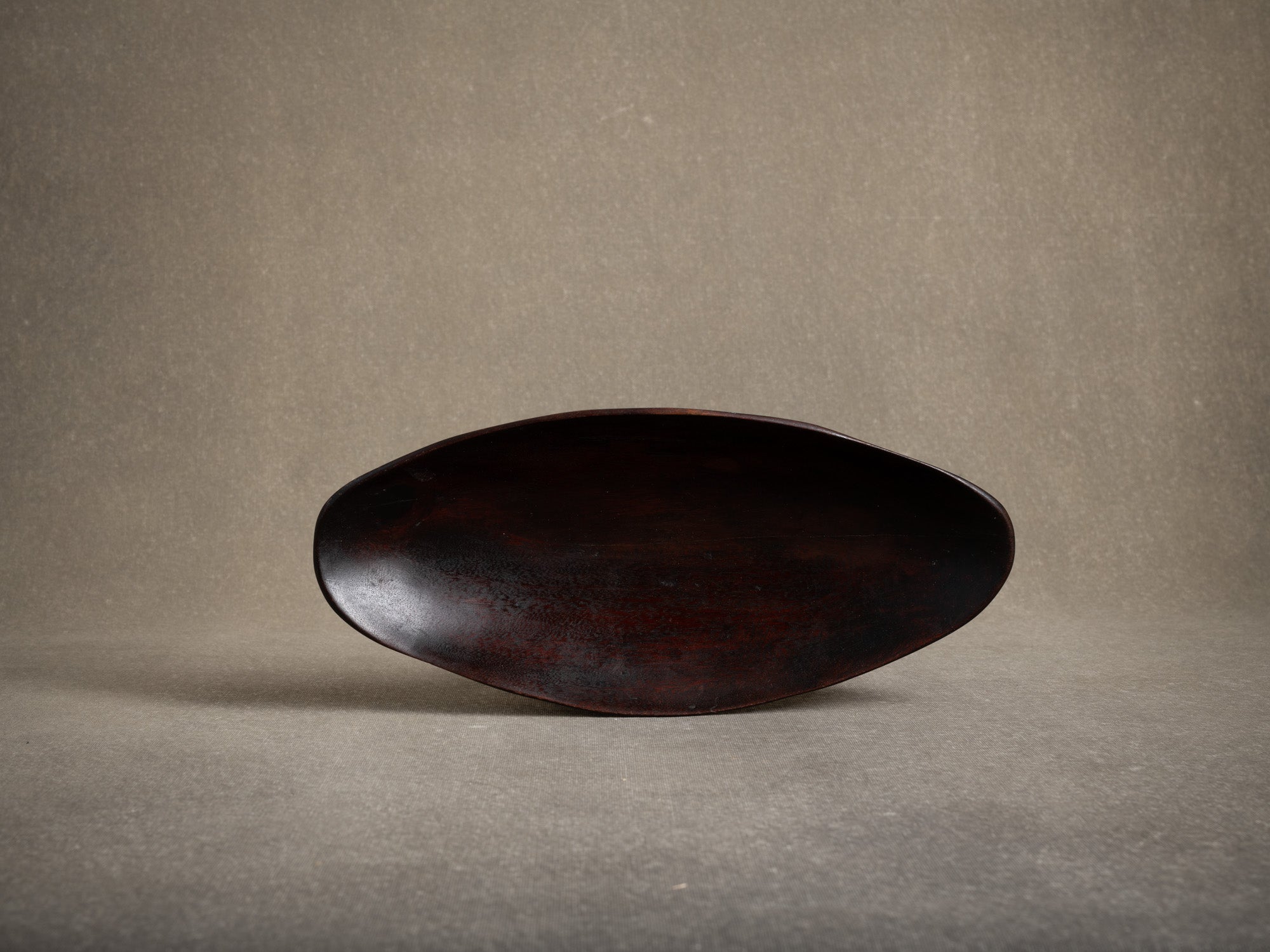 Coupe monoxyle navette / vide&#x2011;poche , France (vers 1960-65)..boat shaped carved wooden bowl, France (circa 1960-65)