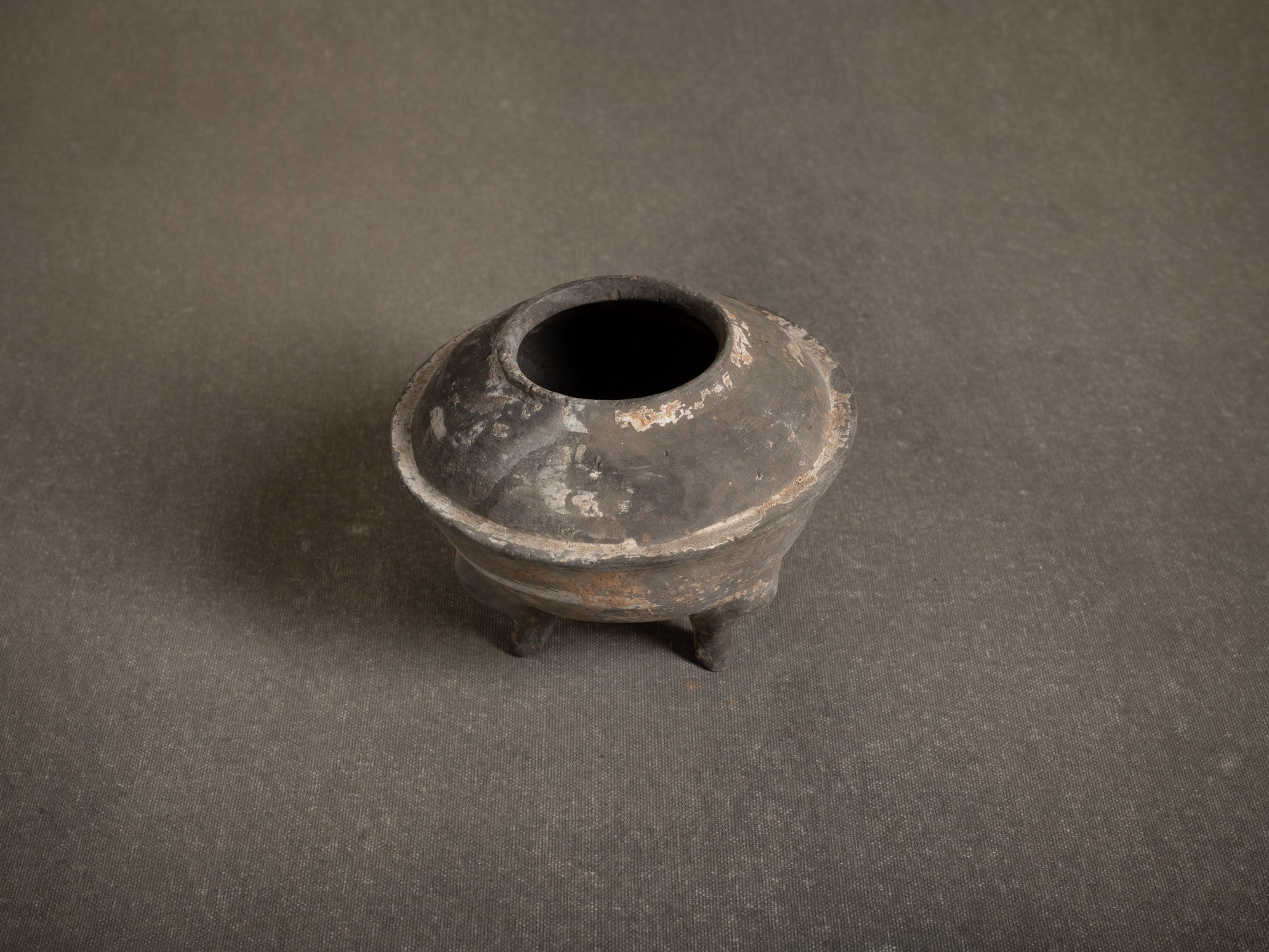 Vase / brûle-parfum Ding 鼎 en terre cuite, Chine (Dynastie Han, -206 av-JC. à 220 ap-JC.)..Terracotta Ding 鼎 vase / incense burner, China (Han Dynasty, -206 BC to 220 AD)