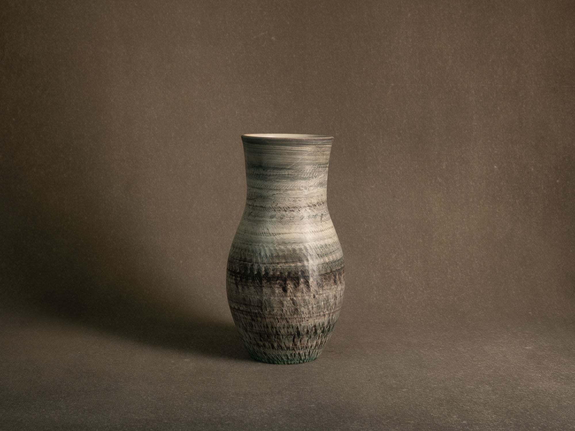 Important vase de l'Atelier du Tapis Vert à Vallauris, France (vers 1950-55)..Important vase from the Atelier du Tapis Vert in Vallauris, France (circa 1950-55)