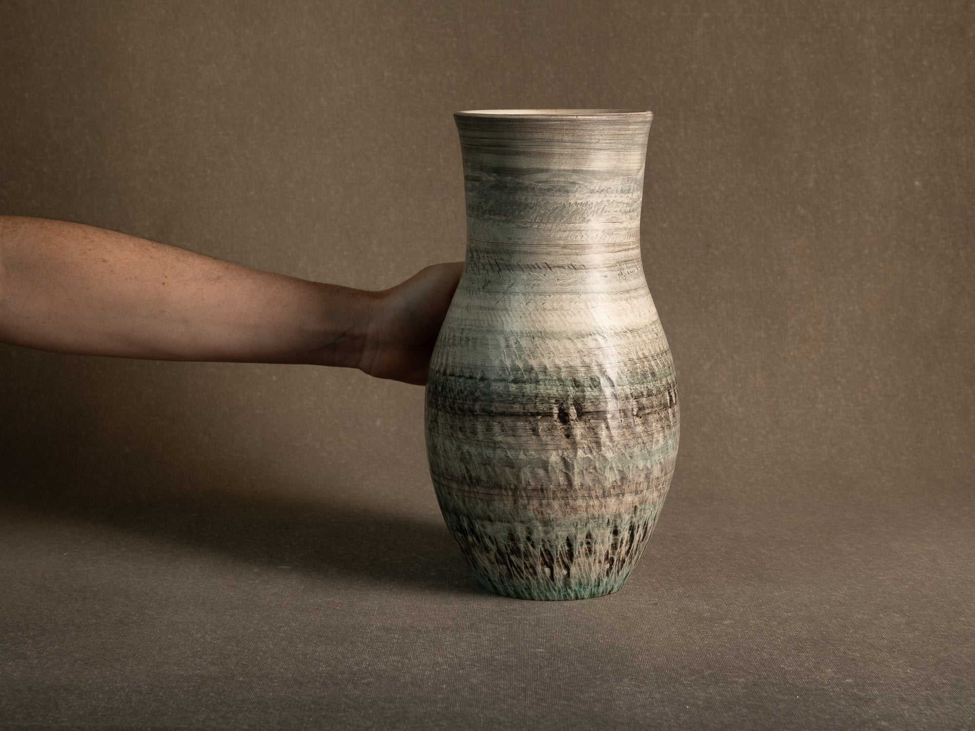 Important vase de l'Atelier du Tapis Vert à Vallauris, France (vers 1950-55)..Important vase from the Atelier du Tapis Vert in Vallauris, France (circa 1950-55)