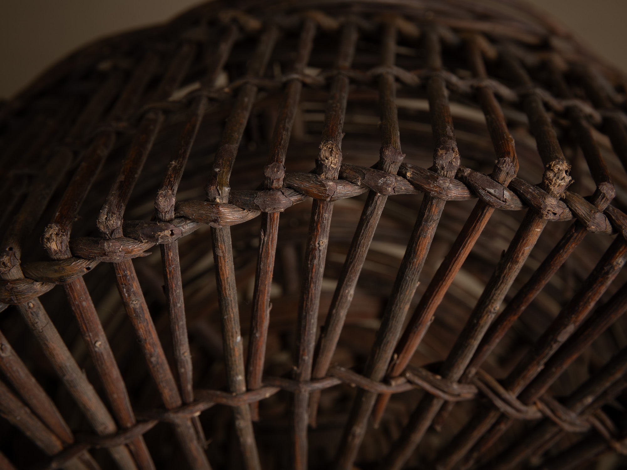 Remarquable nasse à oiseaux en osier, France (début du XXe siècle)..Amazing wicker bird trap, France (early 20th century)