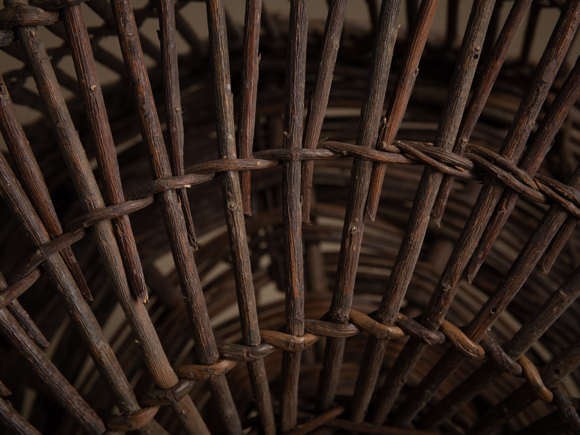 Remarquable nasse à oiseaux en osier, France (début du XXe siècle)..Amazing wicker bird trap, France (early 20th century)