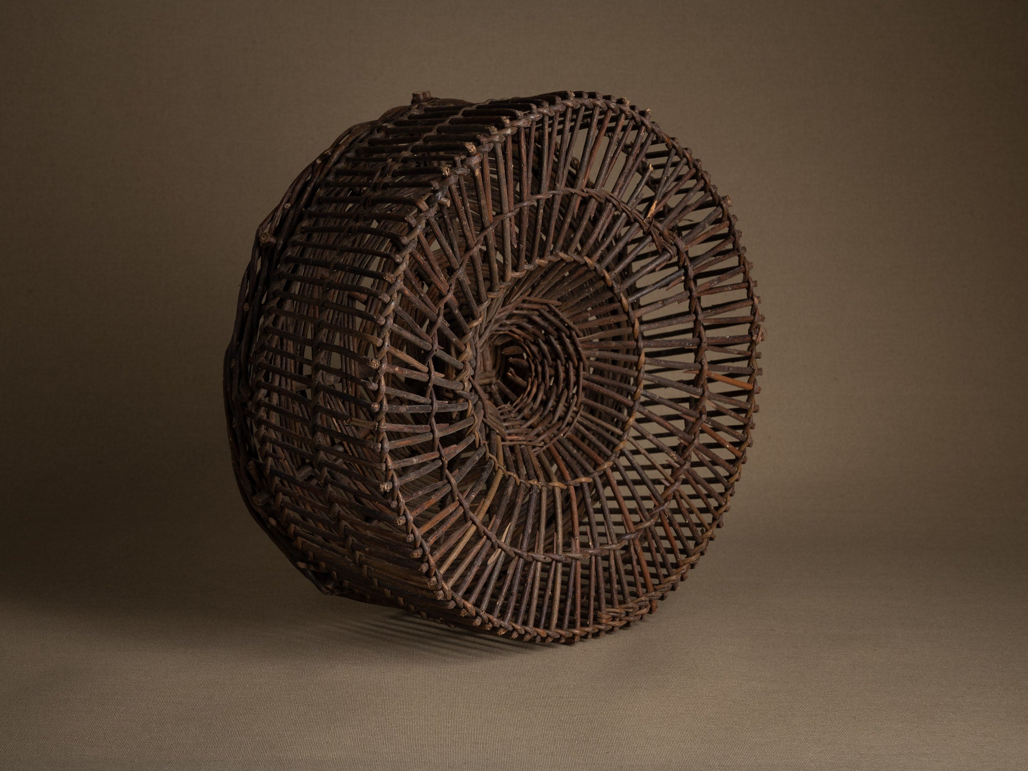 Remarquable nasse à oiseaux en osier, France (début du XXe siècle)..Amazing wicker bird trap, France (early 20th century)