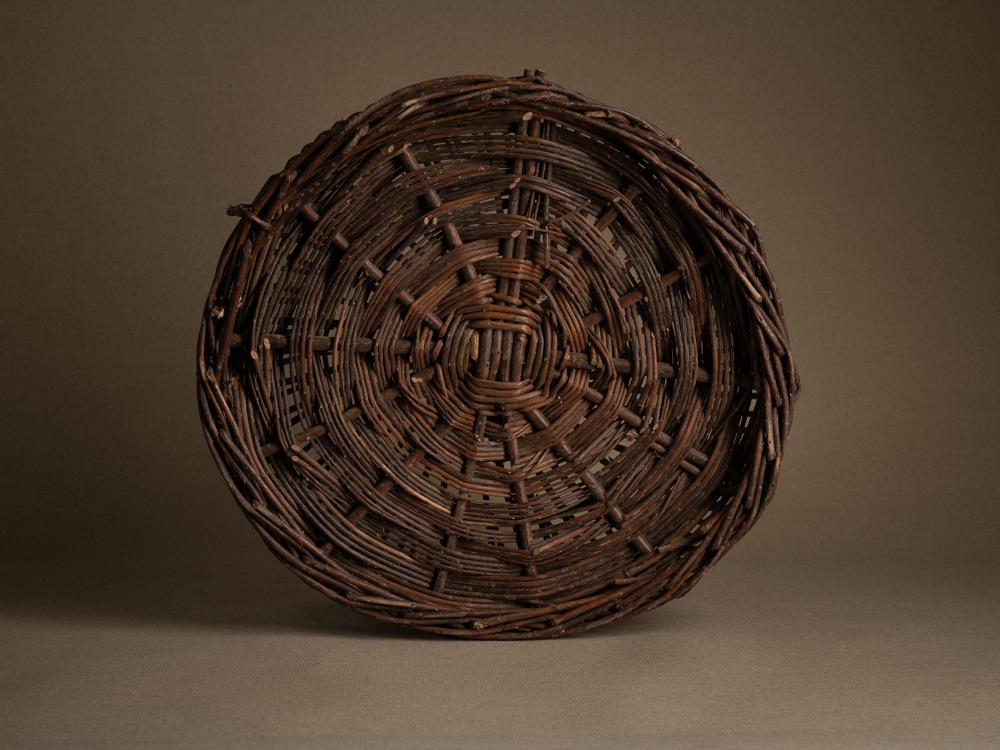 Remarquable nasse à oiseaux en osier, France (début du XXe siècle)..Amazing wicker bird trap, France (early 20th century)