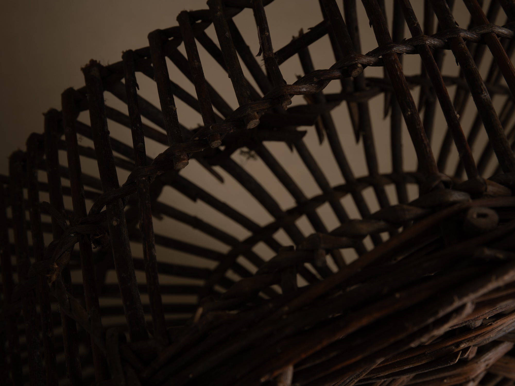 Remarquable nasse à oiseaux en osier, France (début du XXe siècle)..Amazing wicker bird trap, France (early 20th century)
