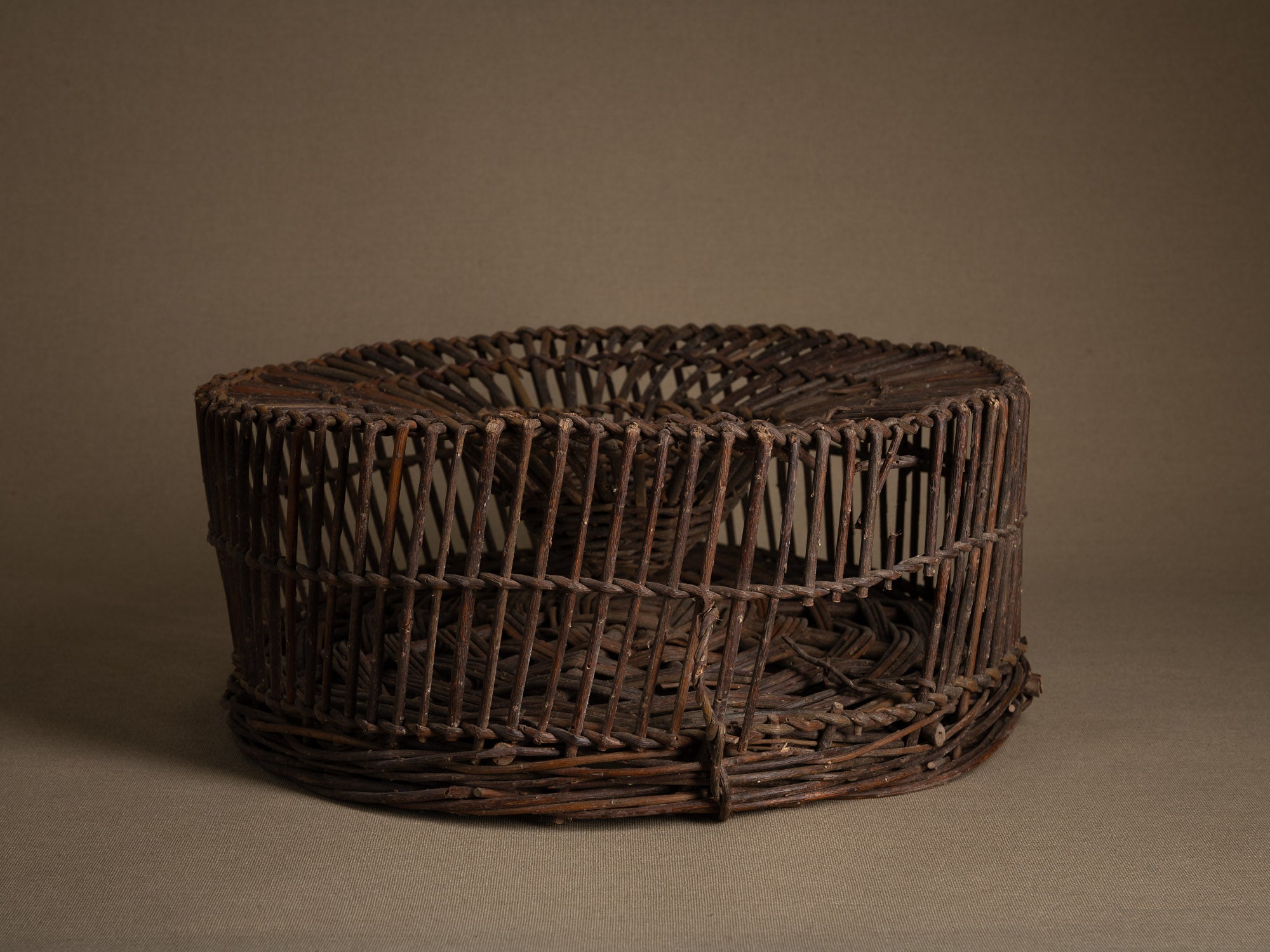 Remarquable nasse à oiseaux en osier, France (début du XXe siècle)..Amazing wicker bird trap, France (early 20th century)
