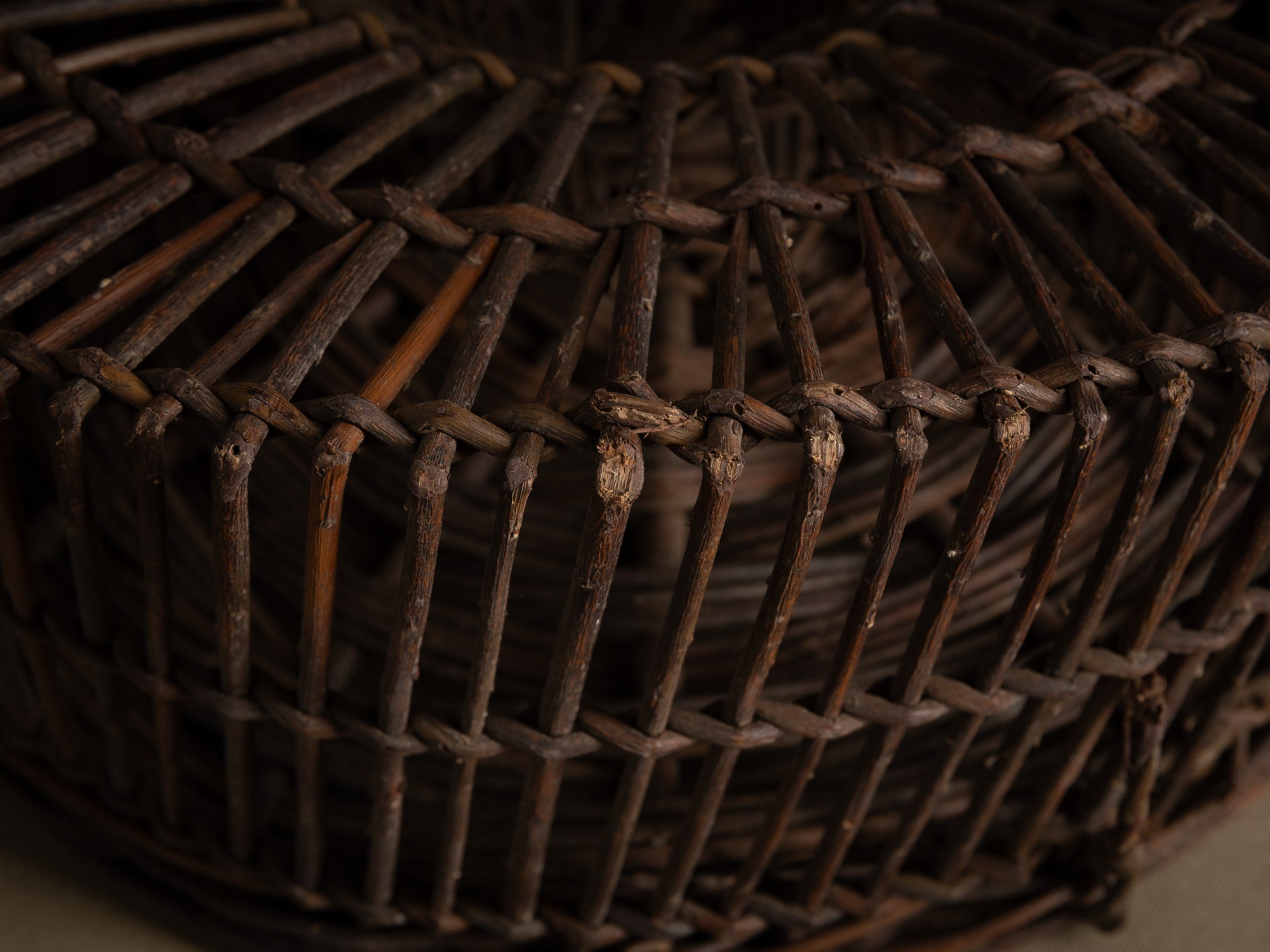 Remarquable nasse à oiseaux en osier, France (début du XXe siècle)..Amazing wicker bird trap, France (early 20th century)