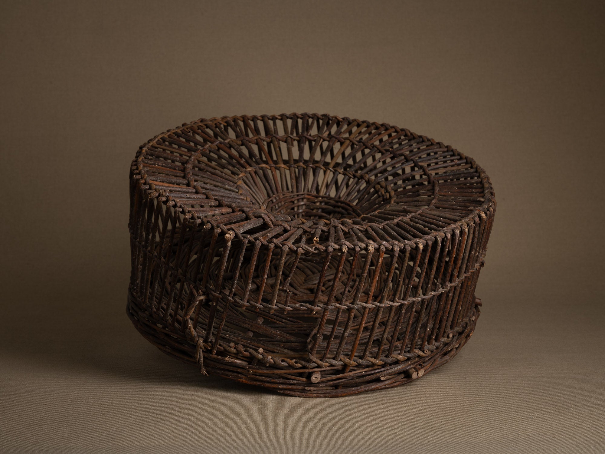 Remarquable nasse à oiseaux en osier, France (début du XXe siècle)..Amazing wicker bird trap, France (early 20th century)