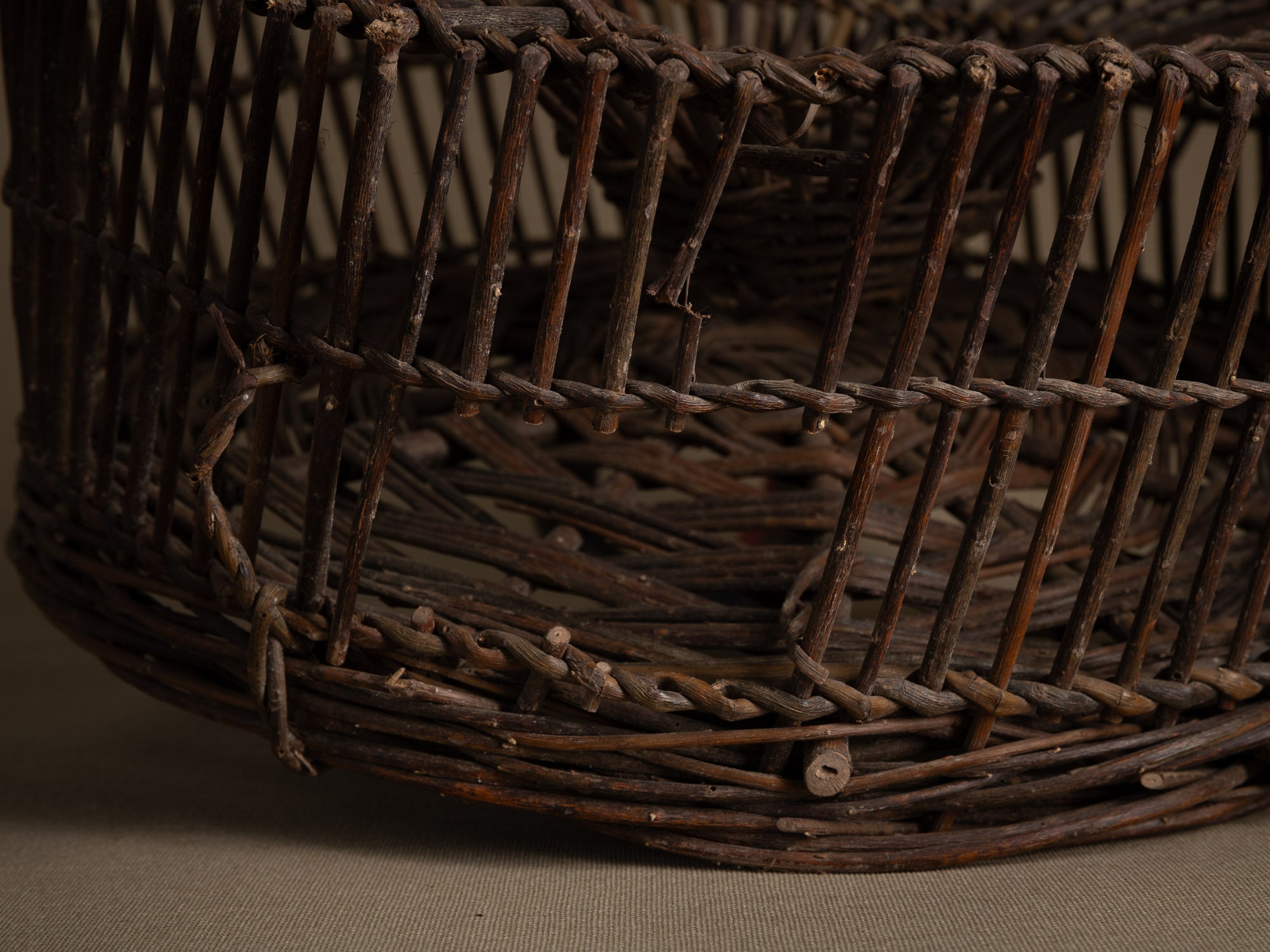 Remarquable nasse à oiseaux en osier, France (début du XXe siècle)..Amazing wicker bird trap, France (early 20th century)