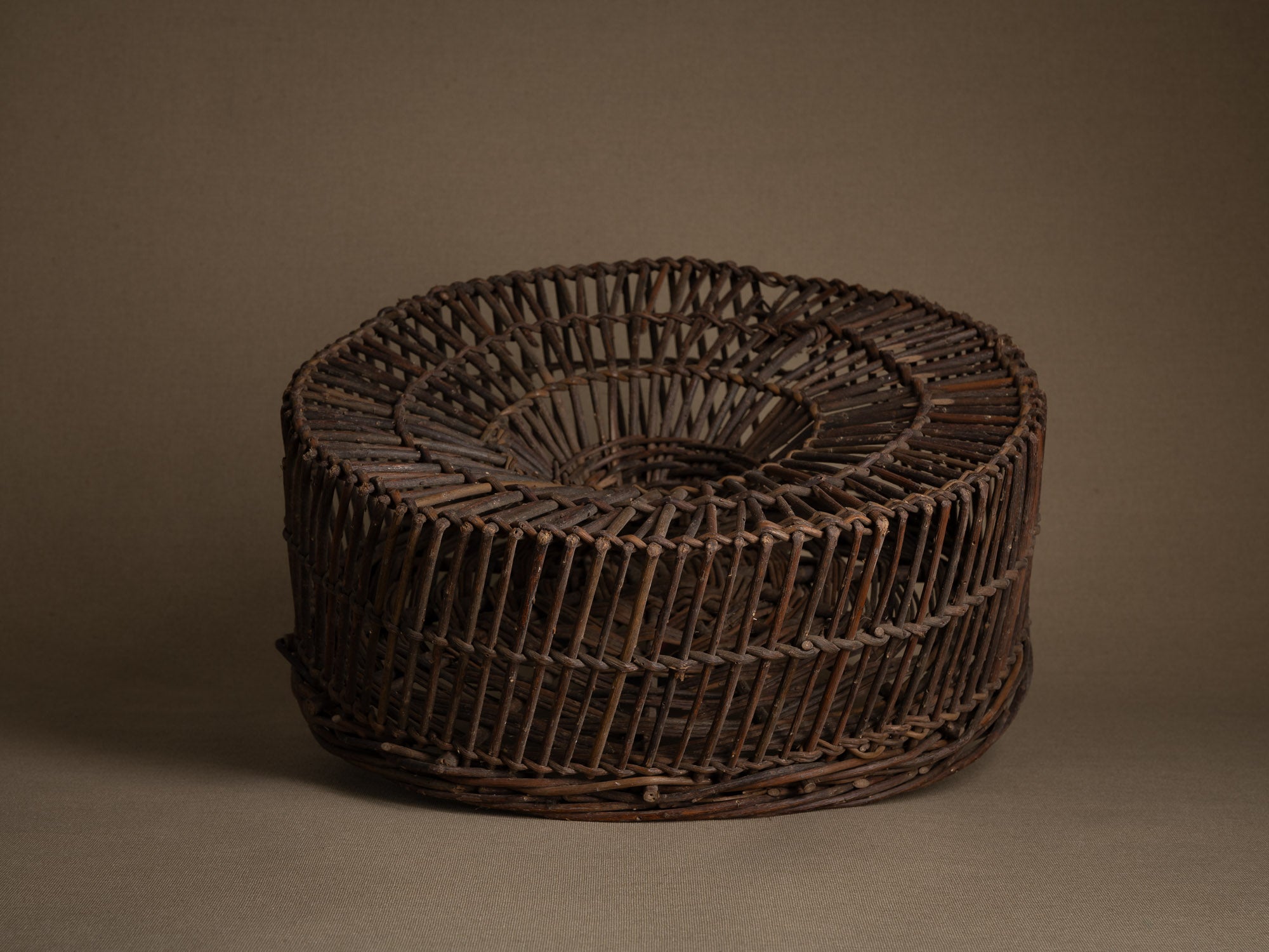 Remarquable nasse à oiseaux en osier, France (début du XXe siècle)..Amazing wicker bird trap, France (early 20th century)
